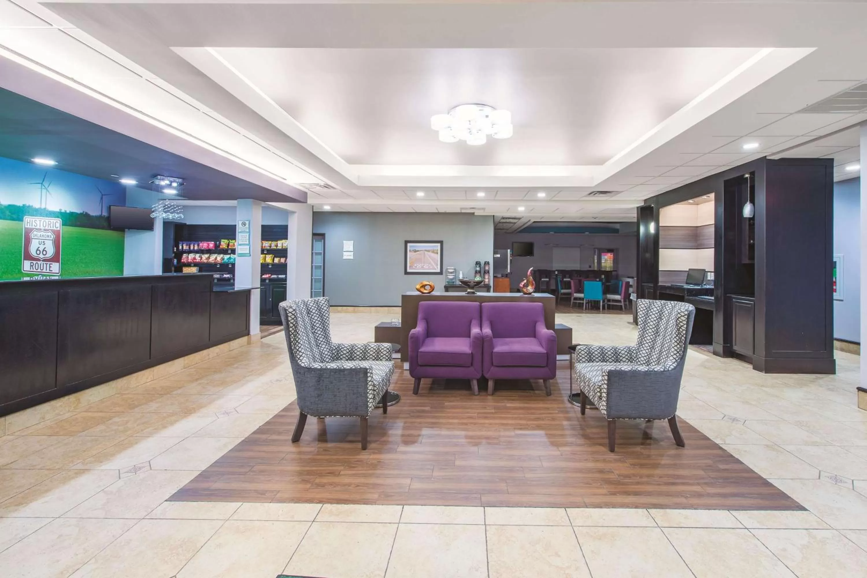Lobby or reception in La Quinta by Wyndham Tulsa Airport / Expo Square