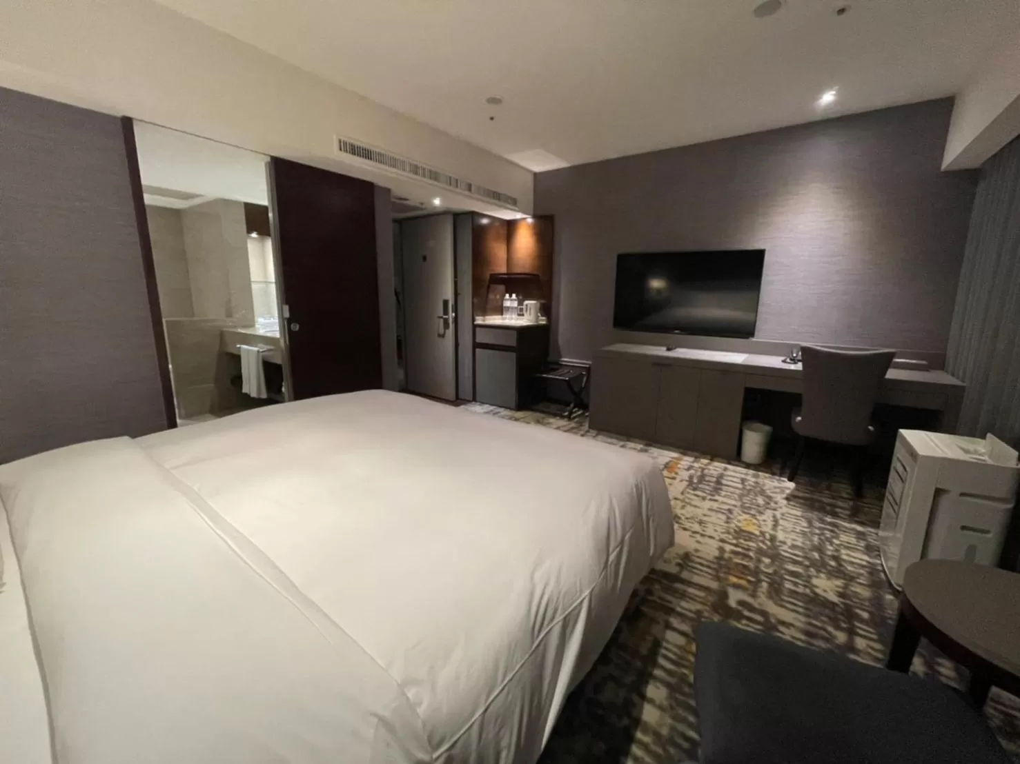 Bed in Taipei Fullerton Hotel - South