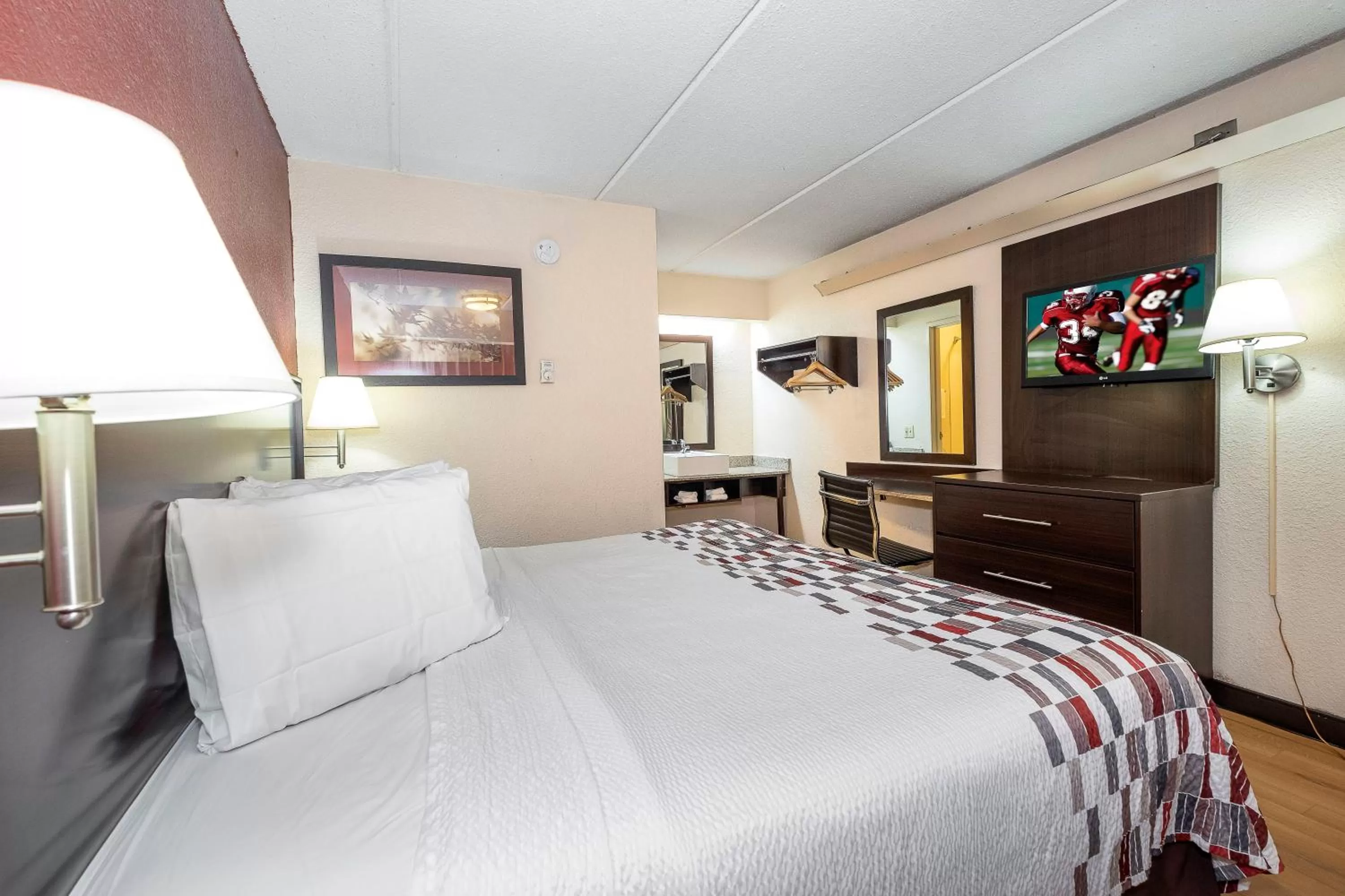 Photo of the whole room, Bed in Red Roof Inn Atlanta - Smyrna/Ballpark