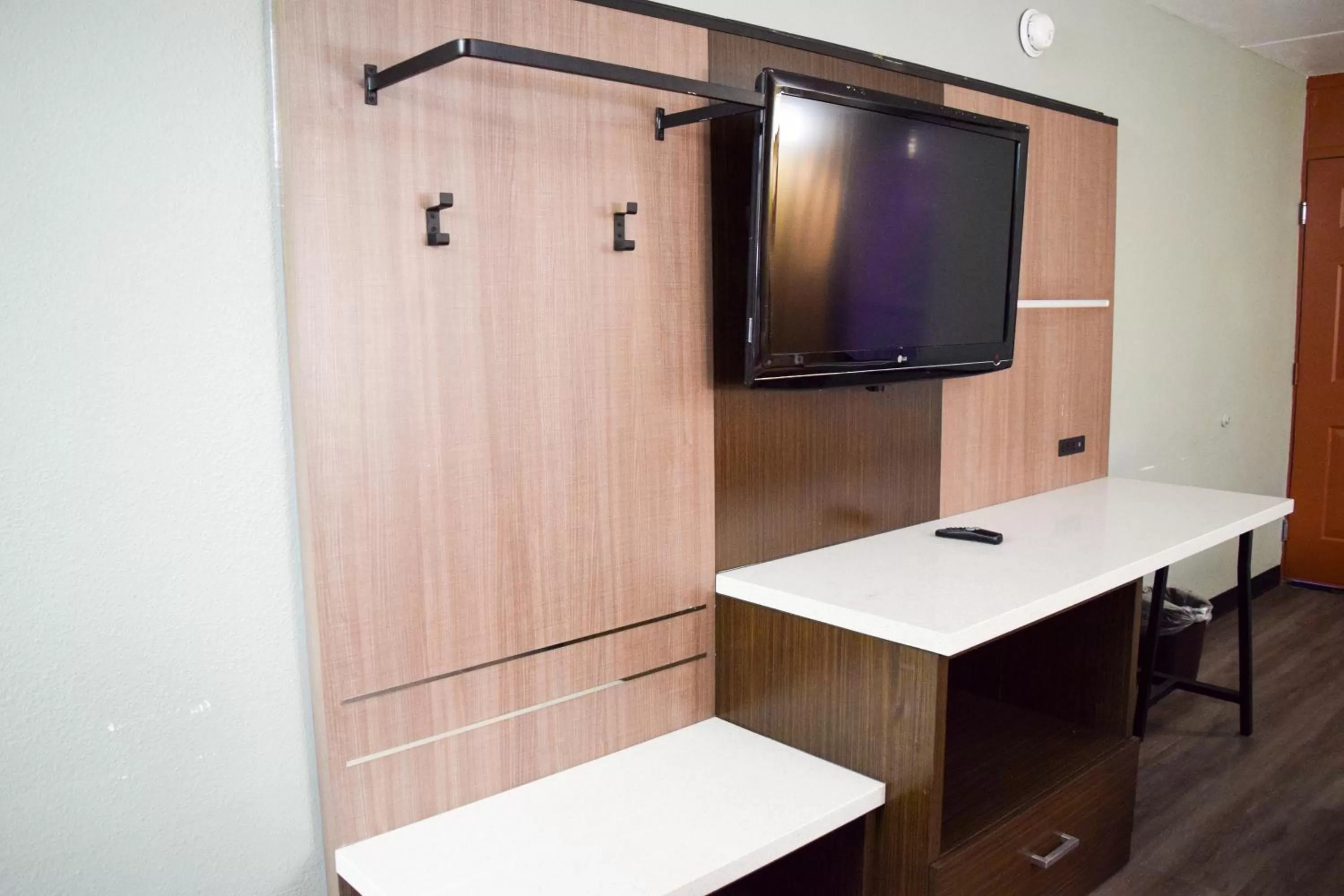 Communal lounge/ TV room in Super 8 Downtown Raleigh