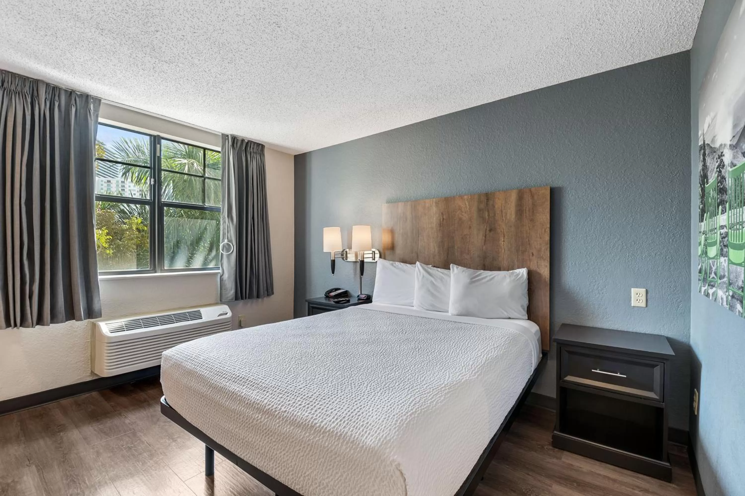 Bed in Extended Stay America Premier Suites - Miami - Downtown Brickell - Cruise Port