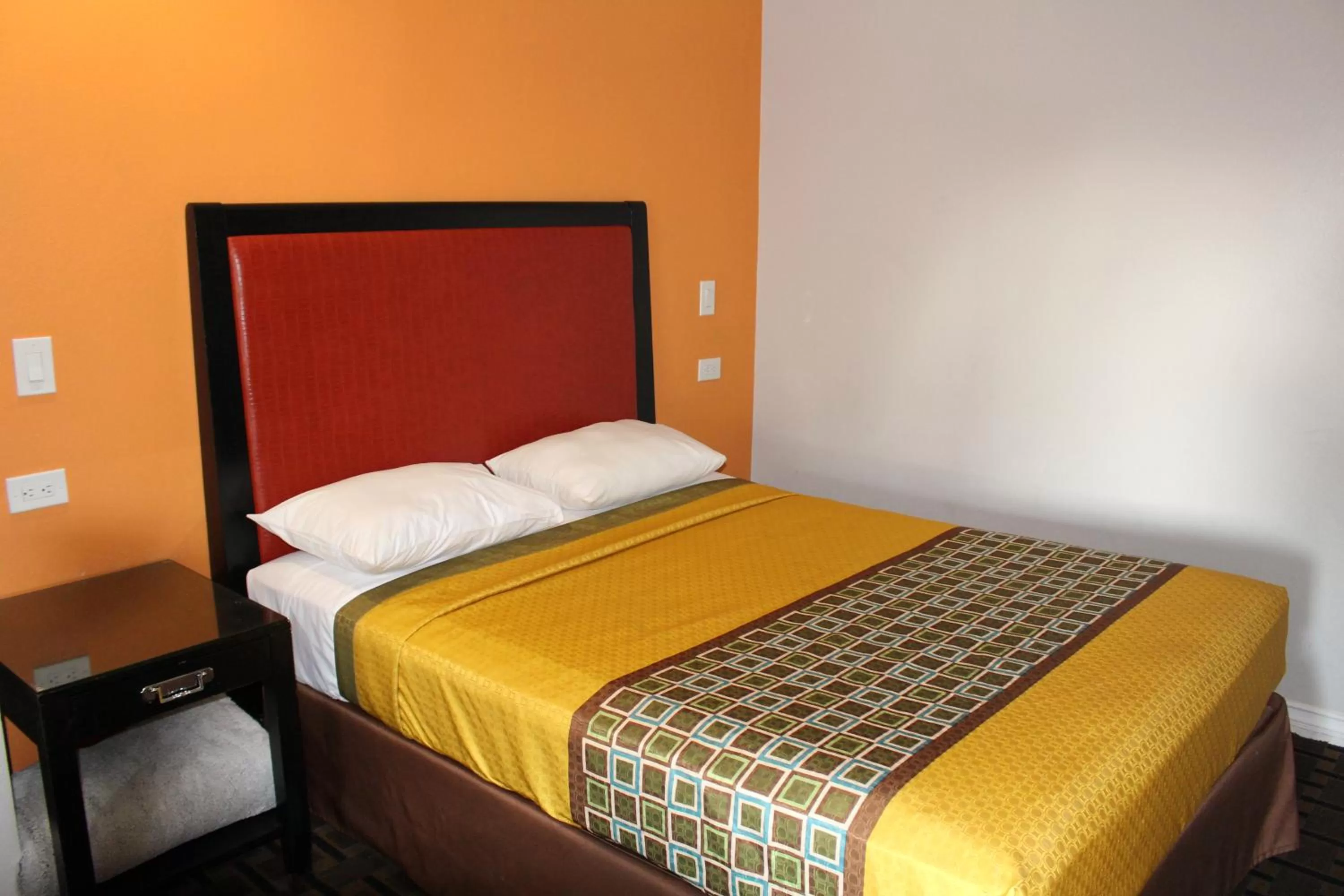 Bed in LYFE INN & SUITES by AGA - LAX Airport