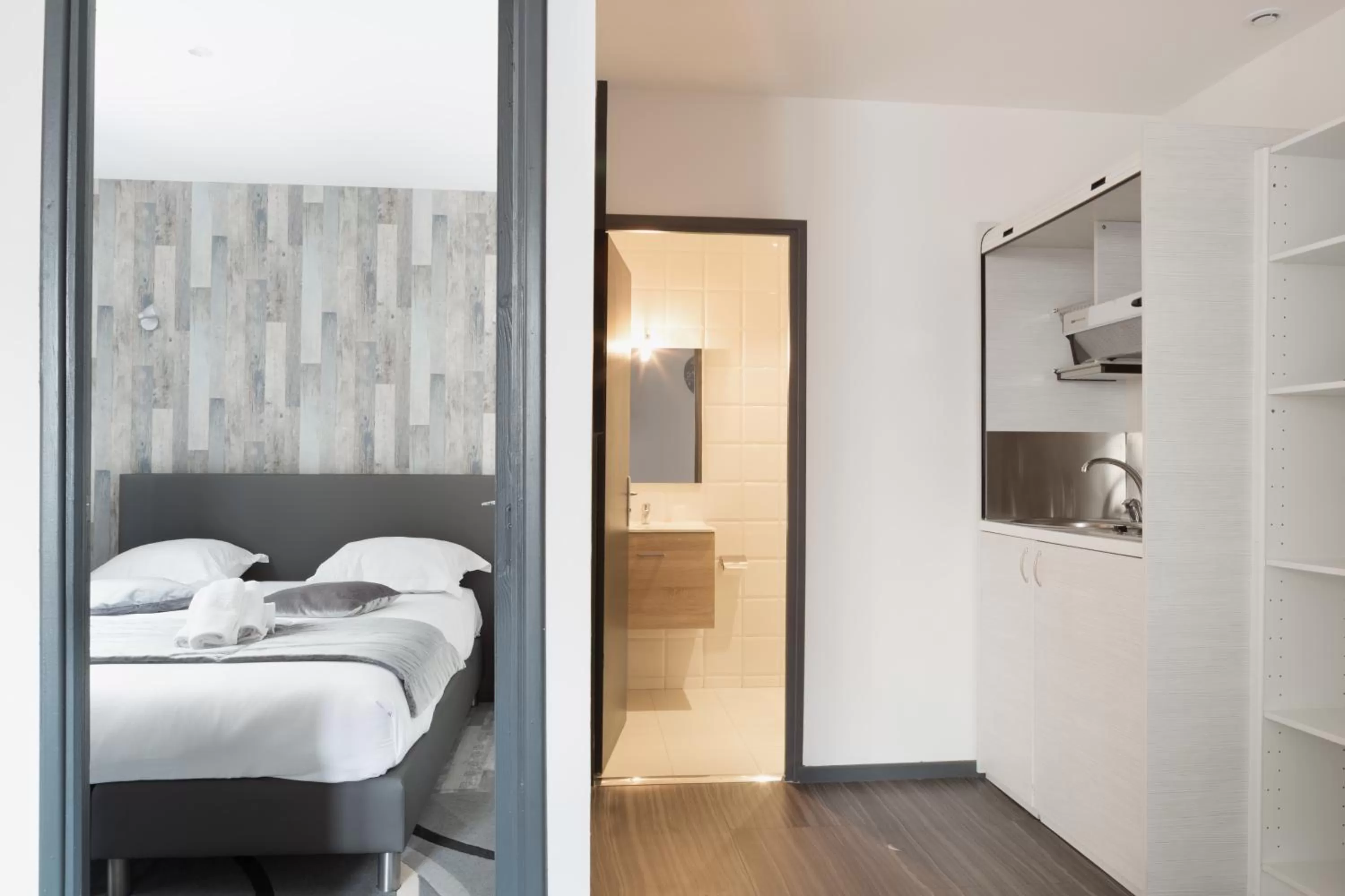 Toilet, Bed in Lille City Hotel