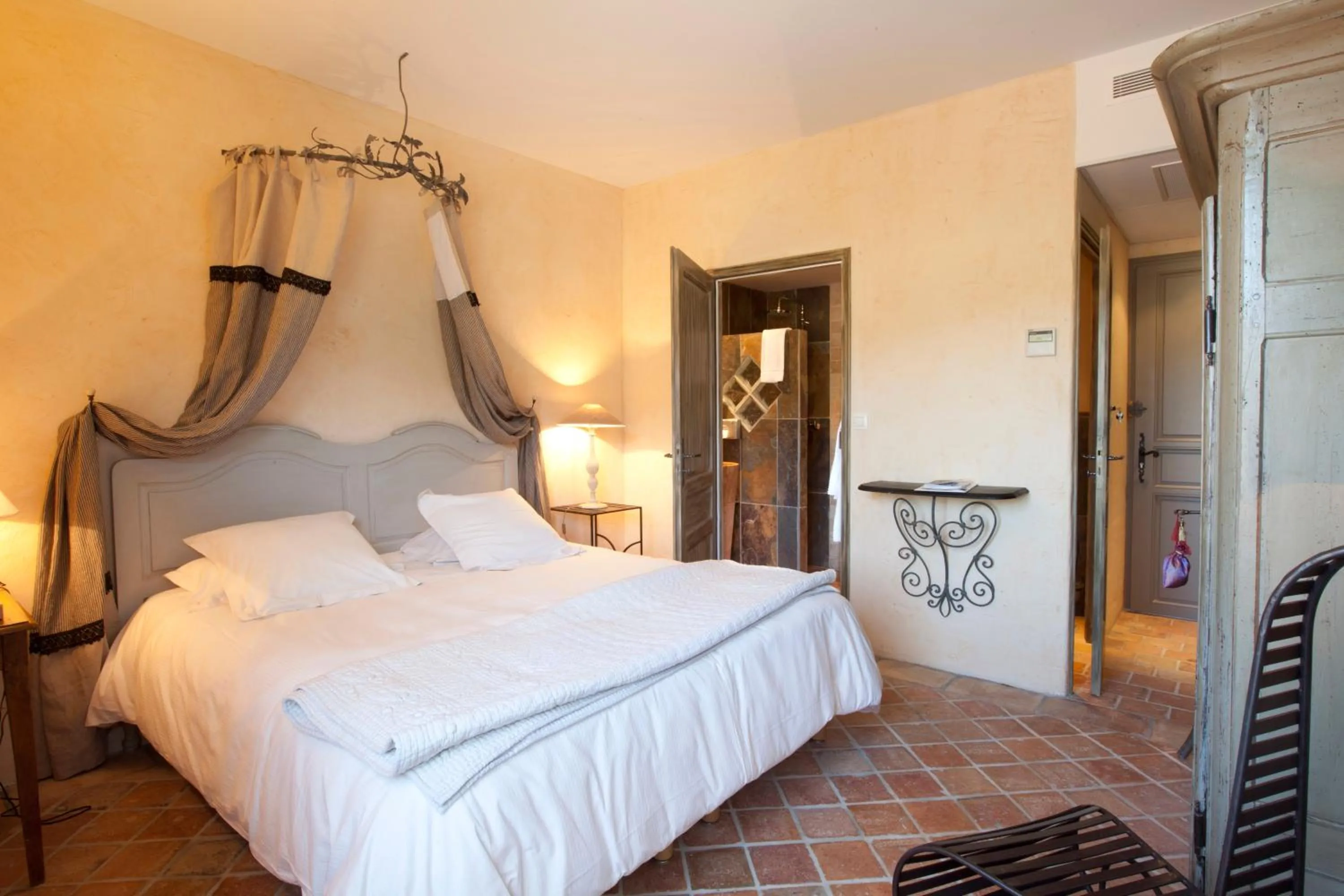 Photo of the whole room, Bed in Hôtel-Spa Le Saint Cirq