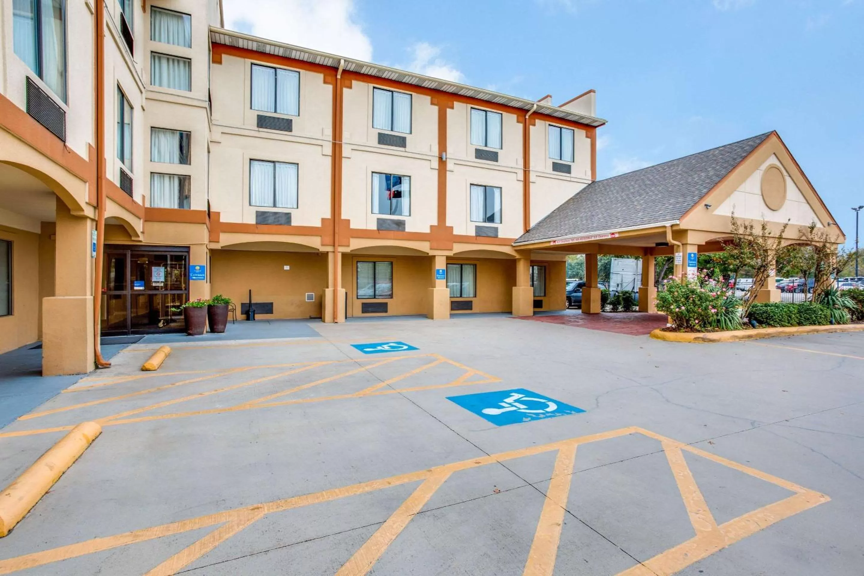 Property building in Comfort Inn & Suites Love Field-Dallas Market Center