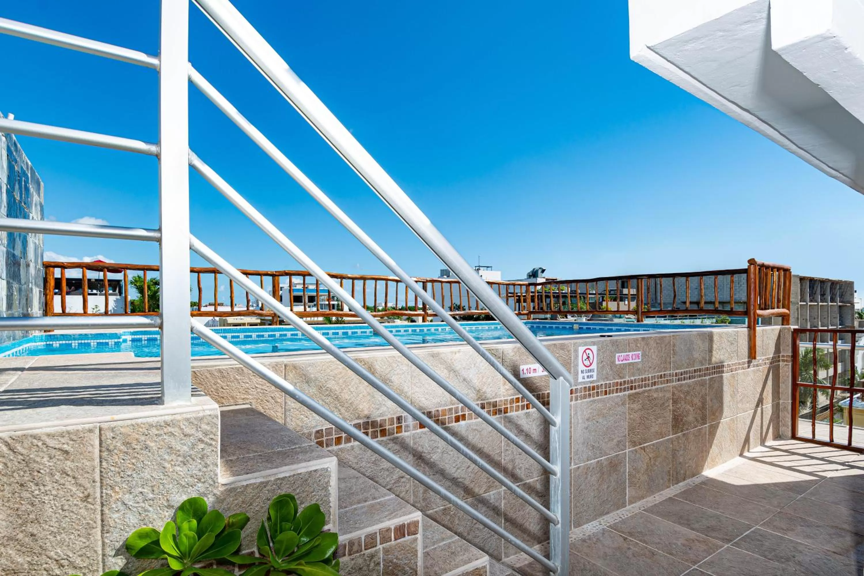 Swimming Pool in Hotel Boutique Rato 10