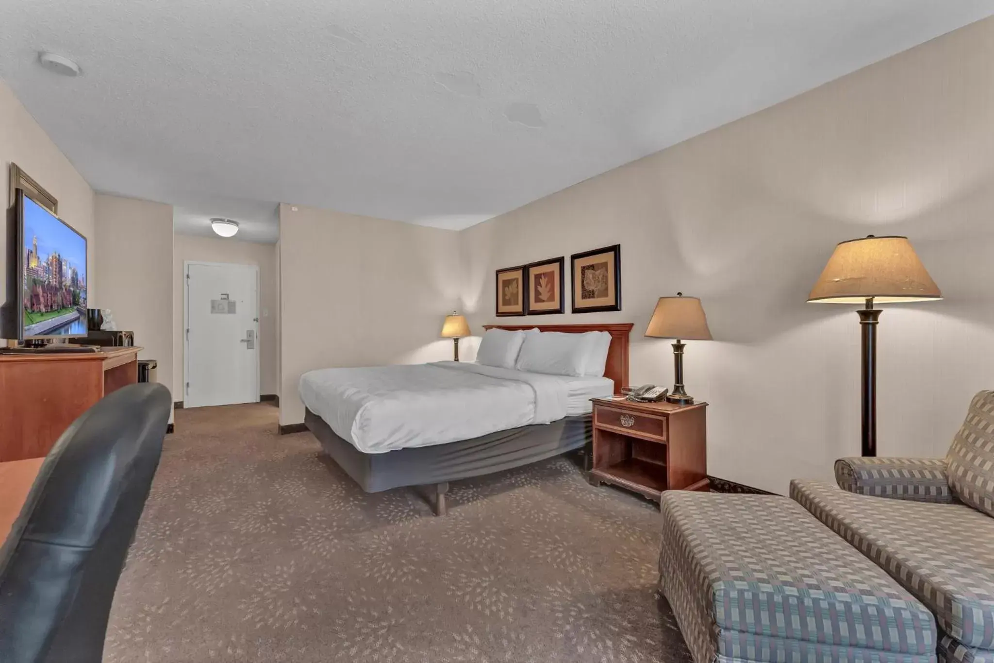 King Bed with Disability Access Tub-Non Smoking in Buffalo Airport Hotel King Bed with Disability Access Tub-Non Smoking in Buffalo Airport Hotel