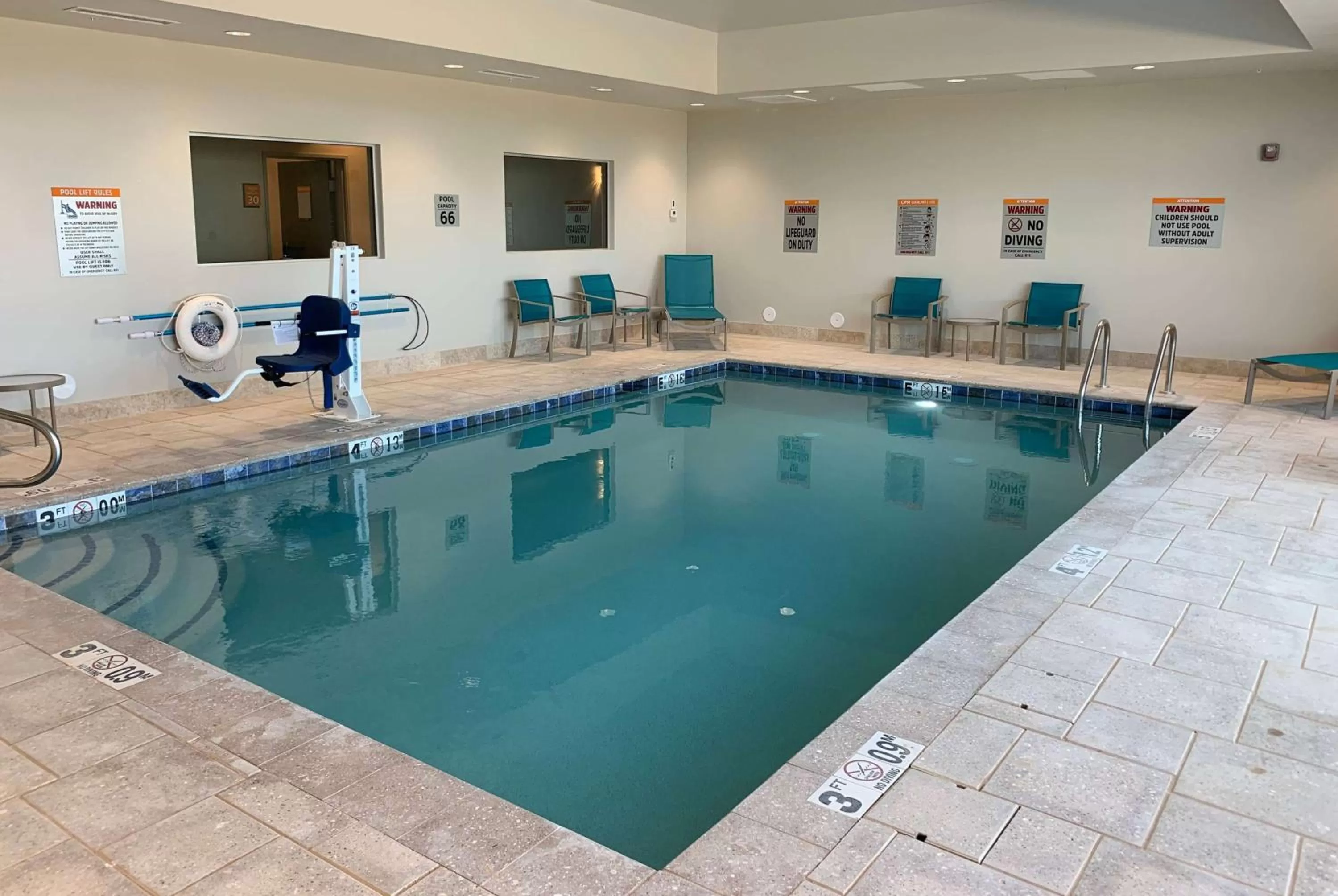 Swimming pool in La Quinta Inn & Suites by Wyndham Holbrook Petrified Forest
