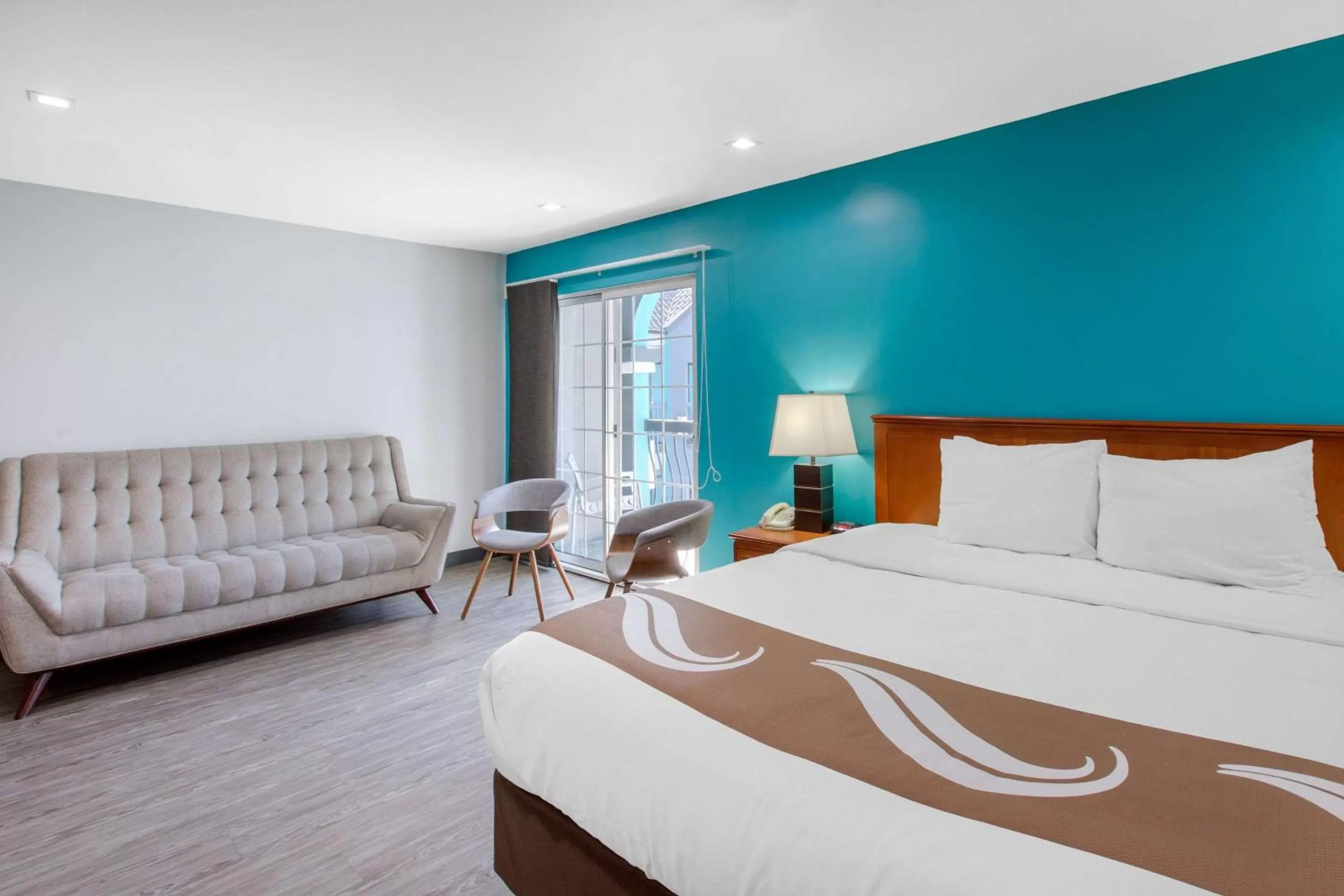 Photo of the whole room, Bed in Quality Inn Near Hollywood Walk of Fame