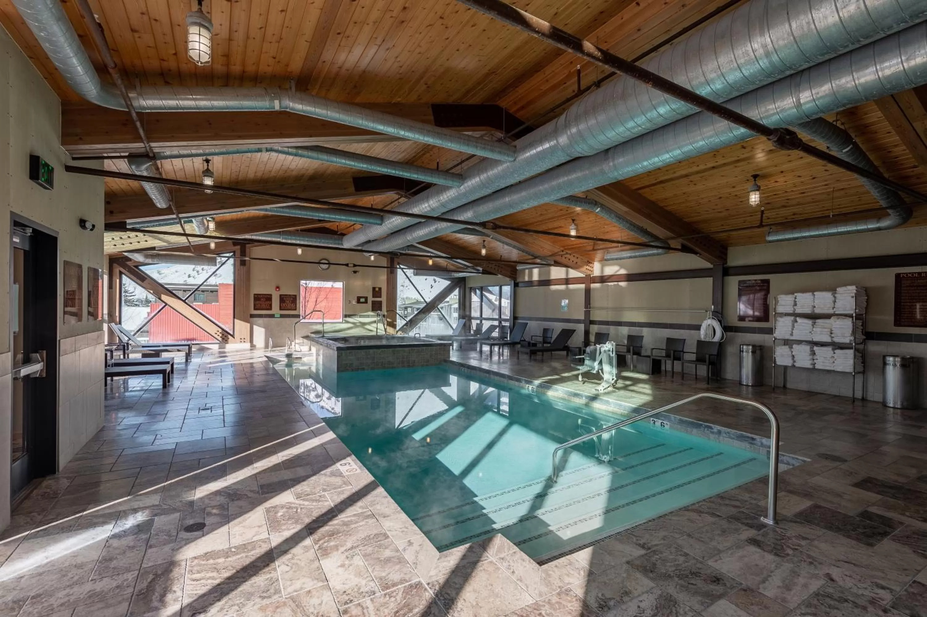 Swimming pool in 49'er Inn & Suites