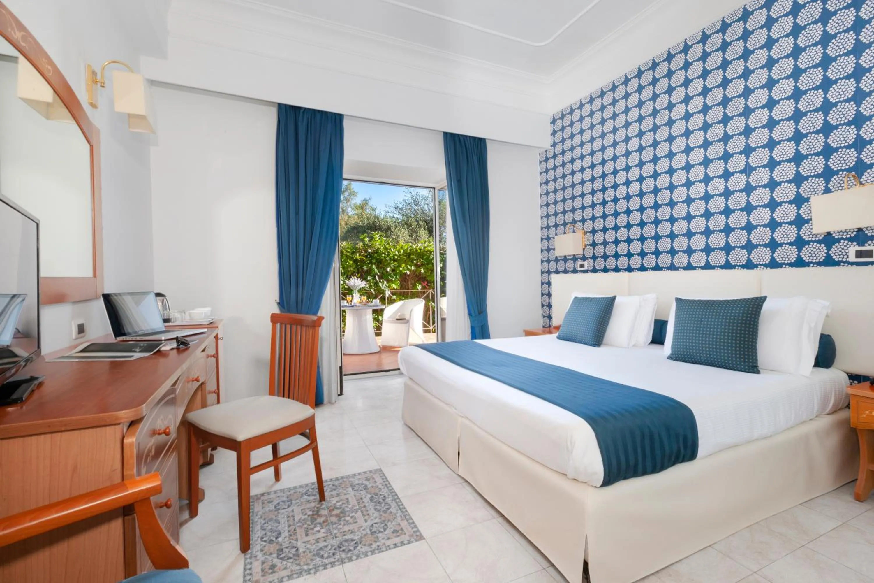 Bedroom, Bed in Atlantic Palace Hotel