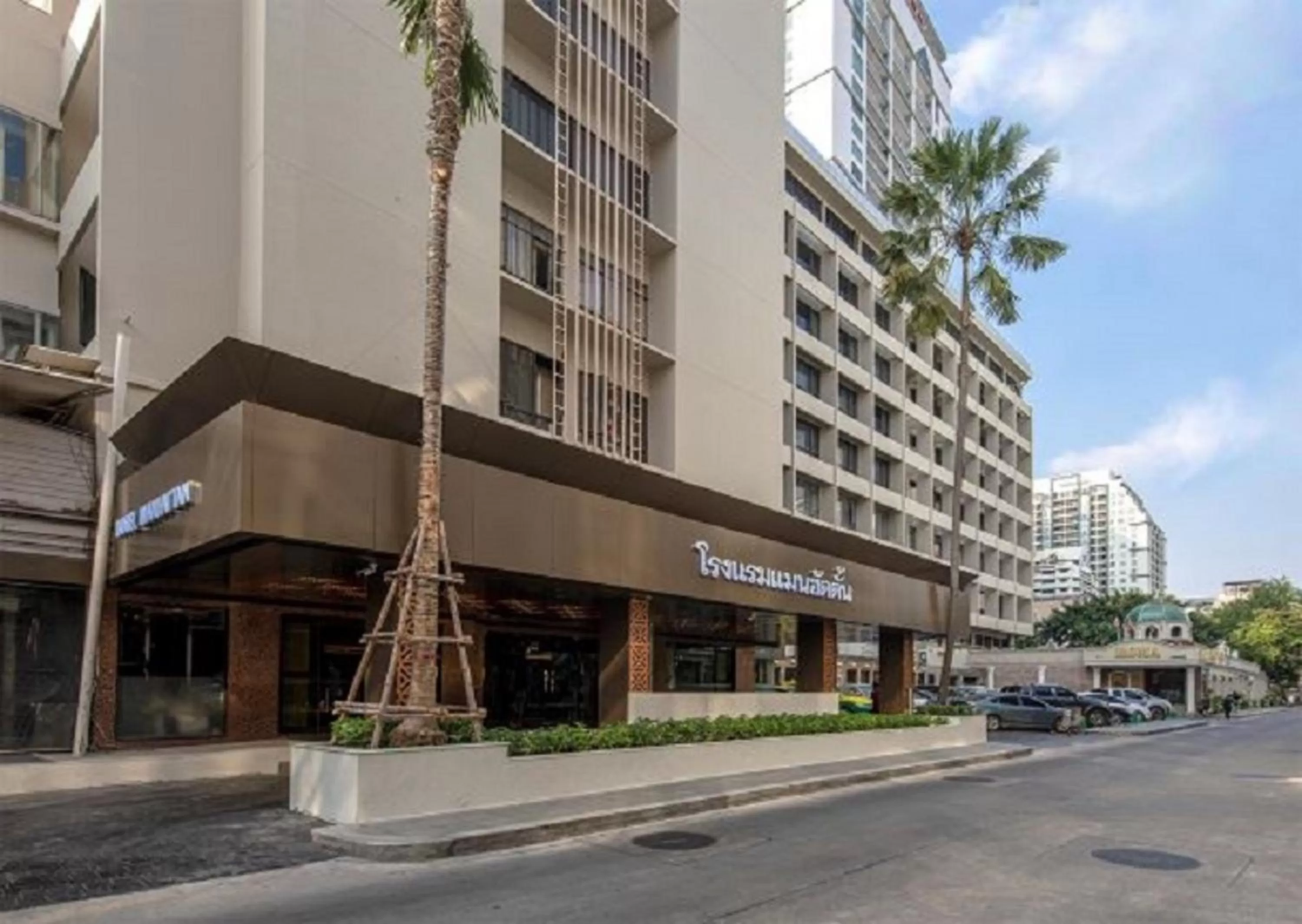 Quiet street view in Manhattan Hotel Bangkok