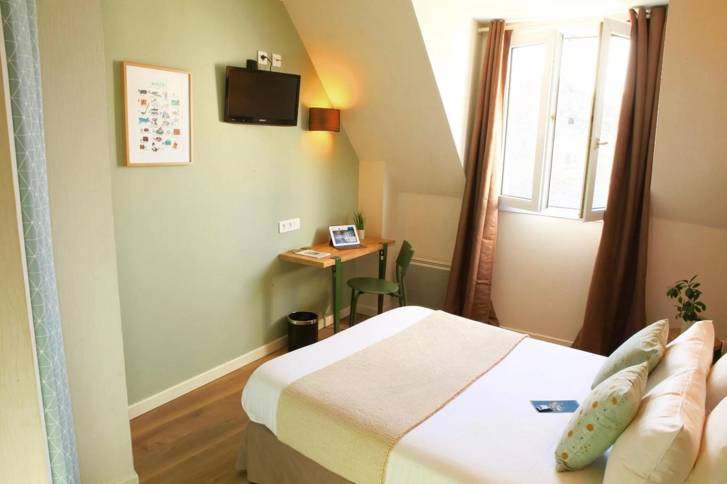 View (from property/room), Bed in Logis Hôtels- Hôtel Marguerite d'Anjou Angers château