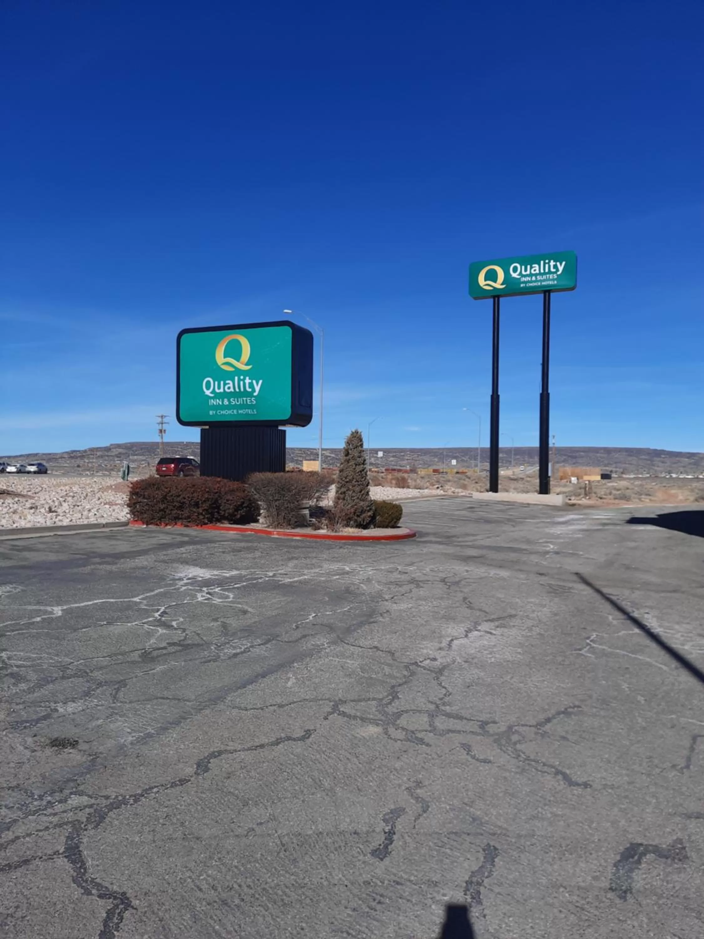 Logo/Certificate/Sign in Quality Inn & Suites Grants - I-40