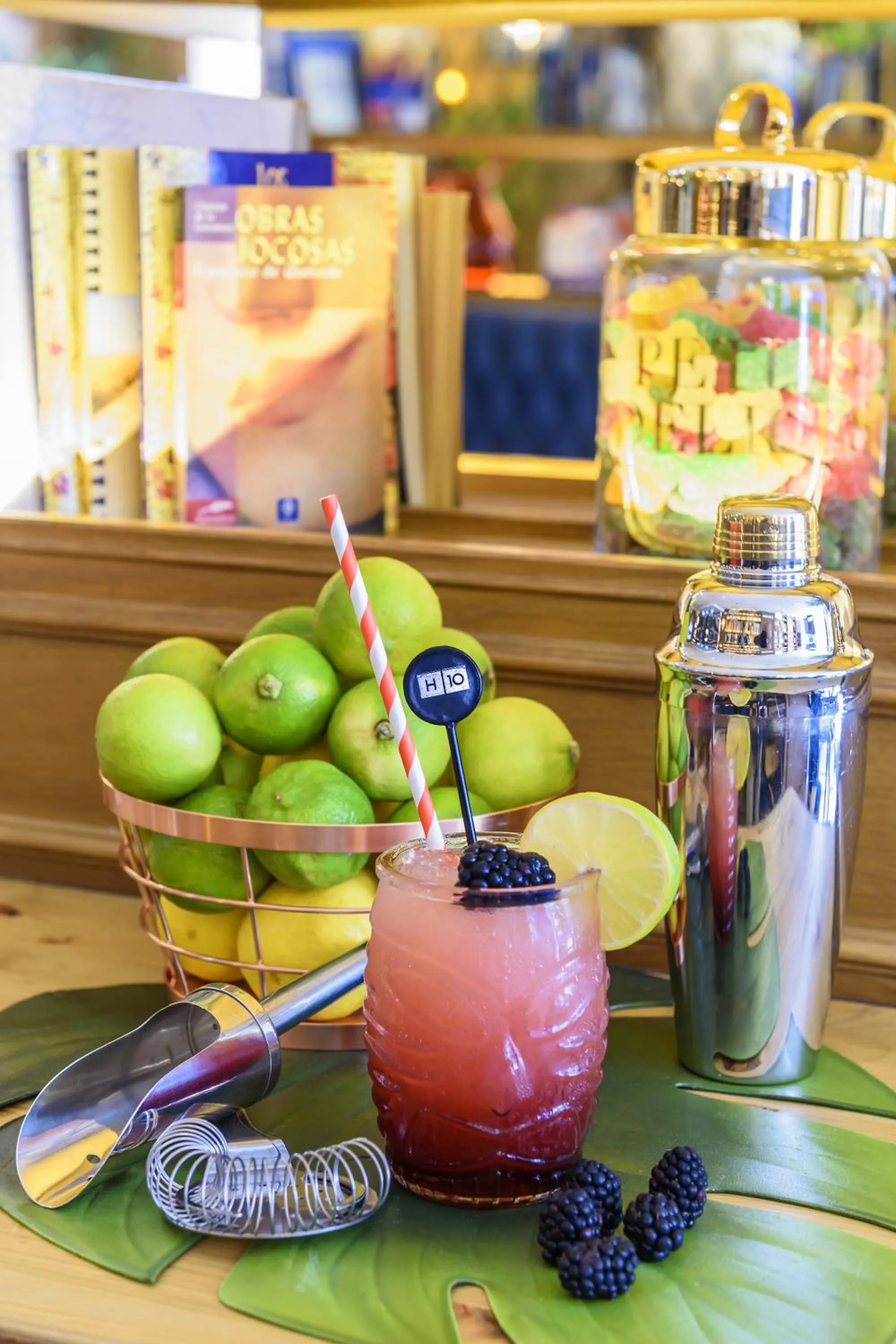 Lounge or bar in Boutique Hotel H10 Villa de la Reina