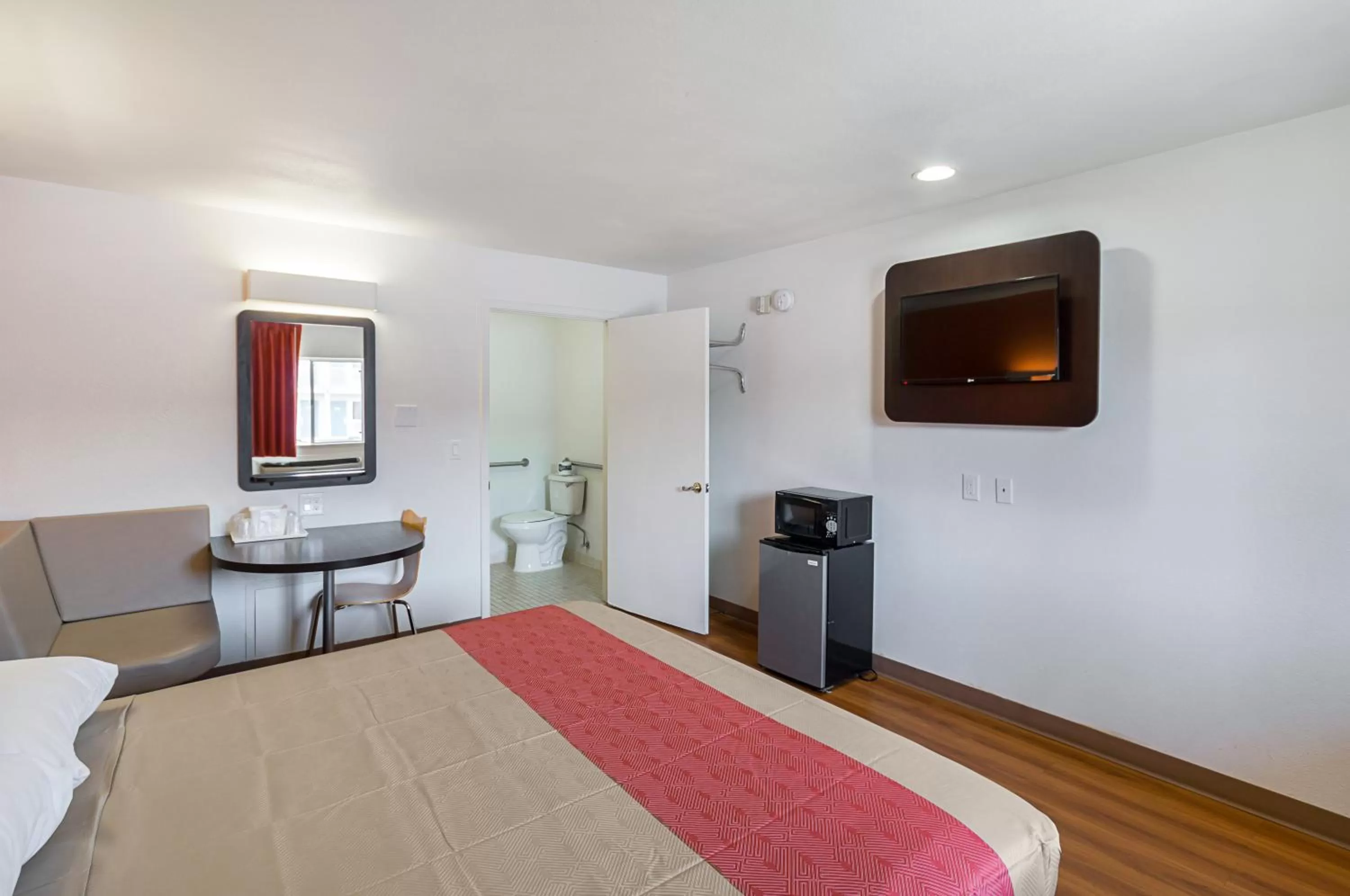 Bedroom, Bed in Motel 6-El Paso, TX - Airport - Fort Bliss