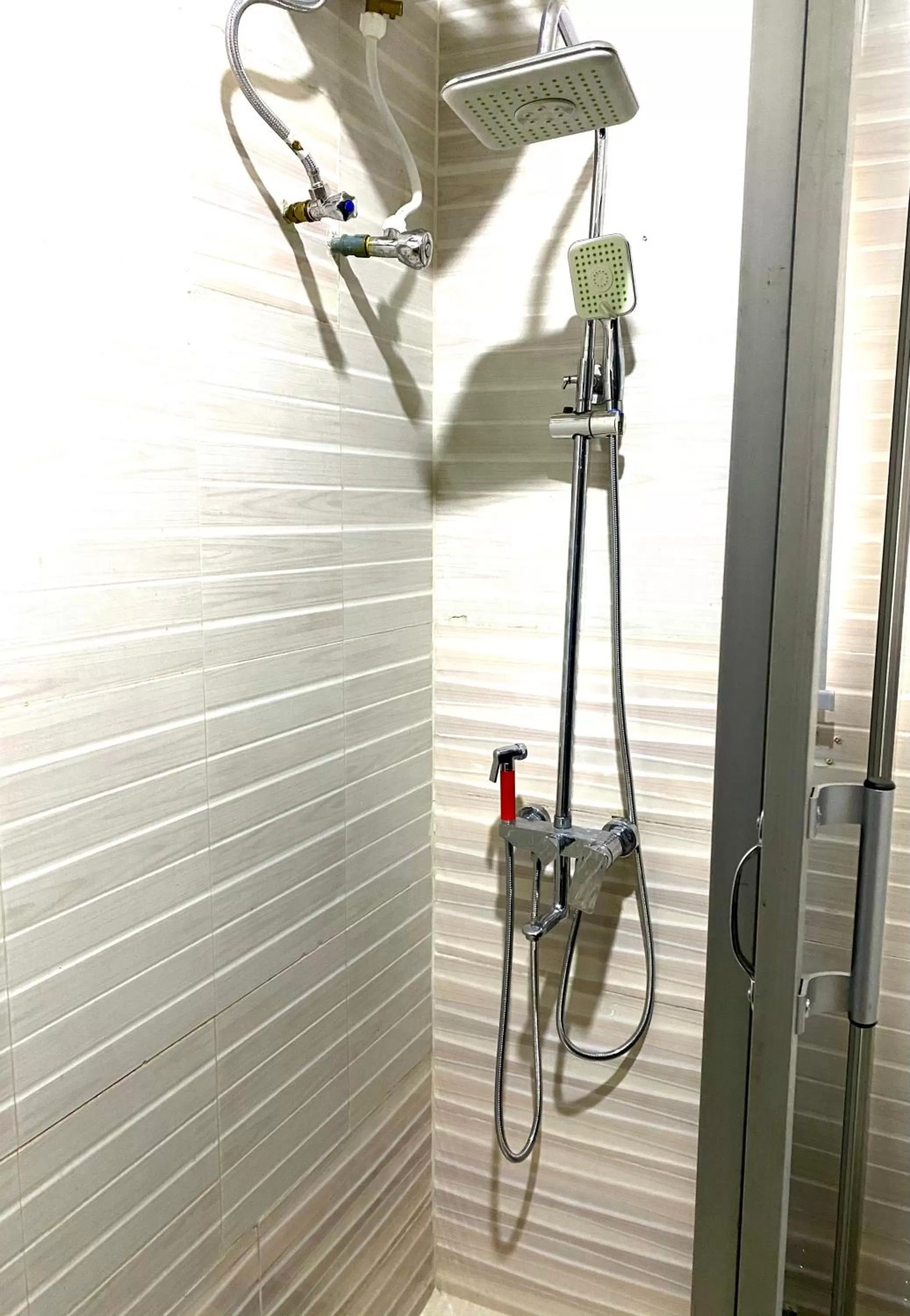 Nue-Crest Hotels & Suites