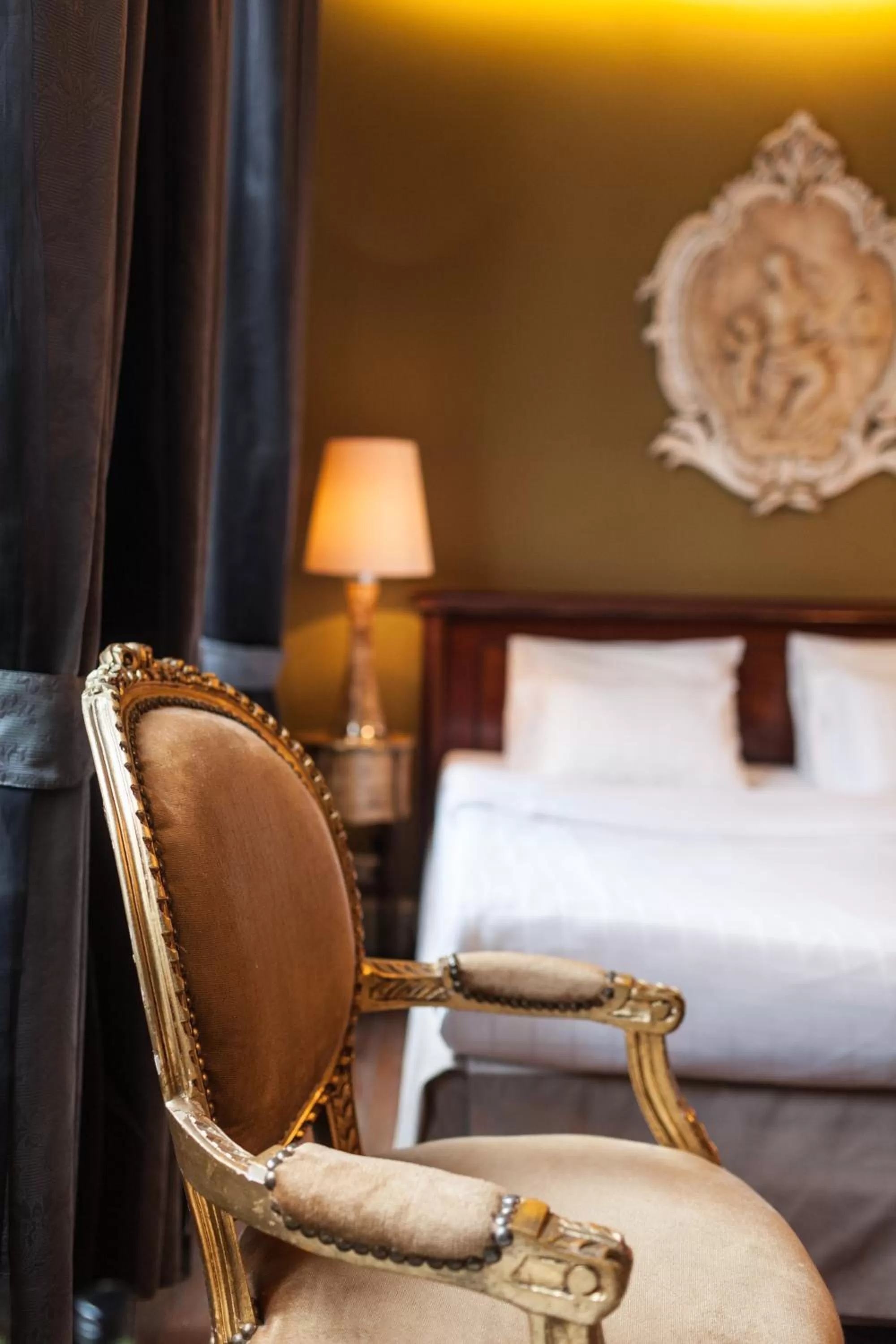 Decorative detail in Hotel Diamonds and Pearls