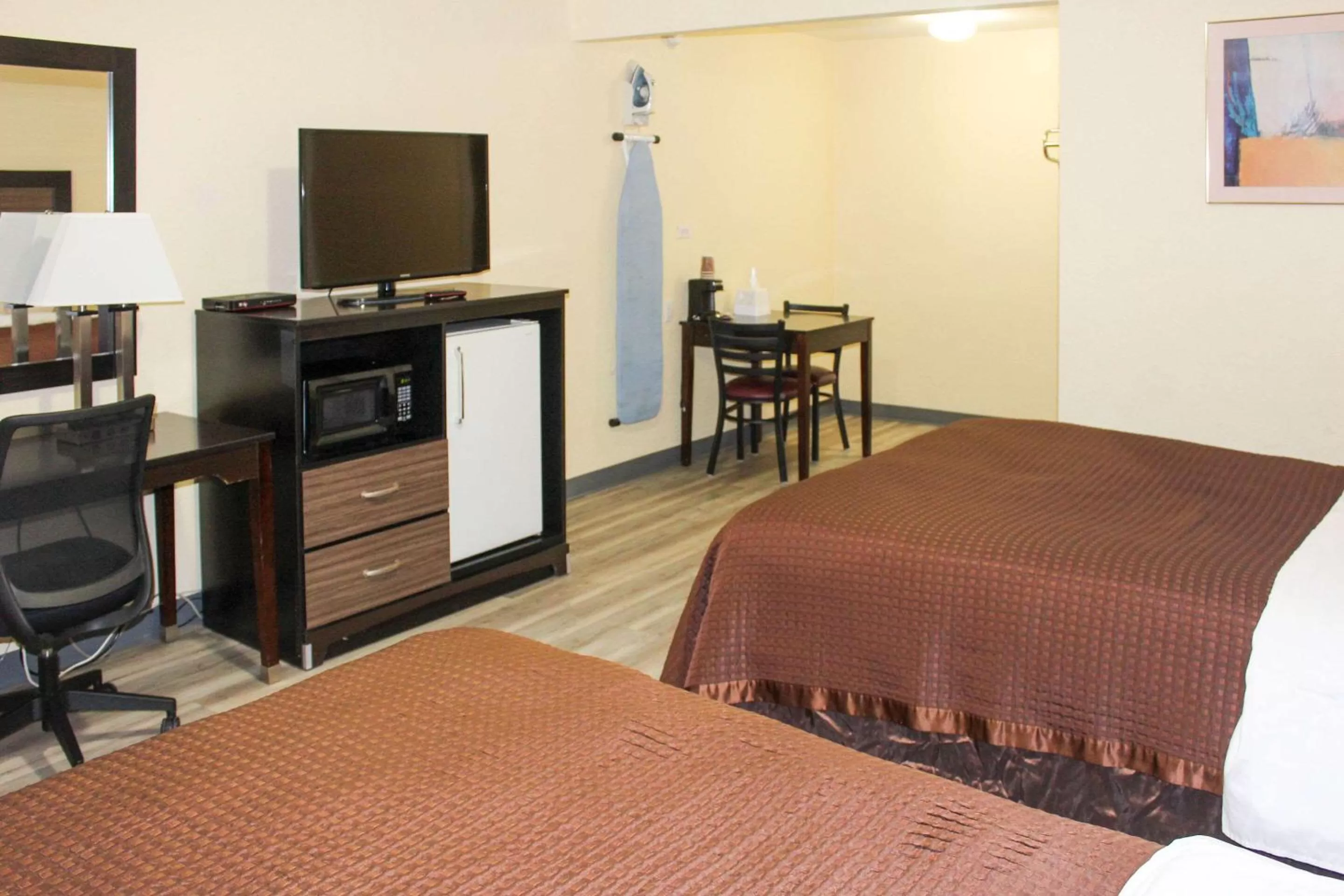 Bedroom, Bed in Rodeway Inn Medford South I-5