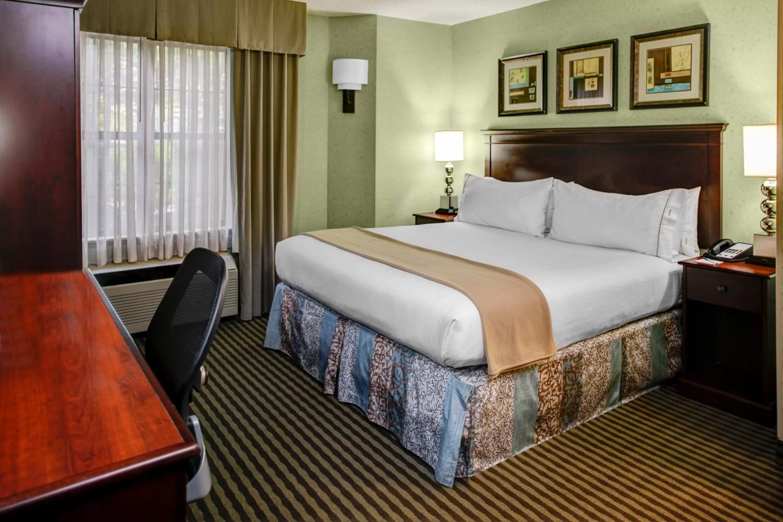 Photo of the whole room, Bed in Holiday Inn Express Hotel & Suites Atlanta Buckhead by IHG