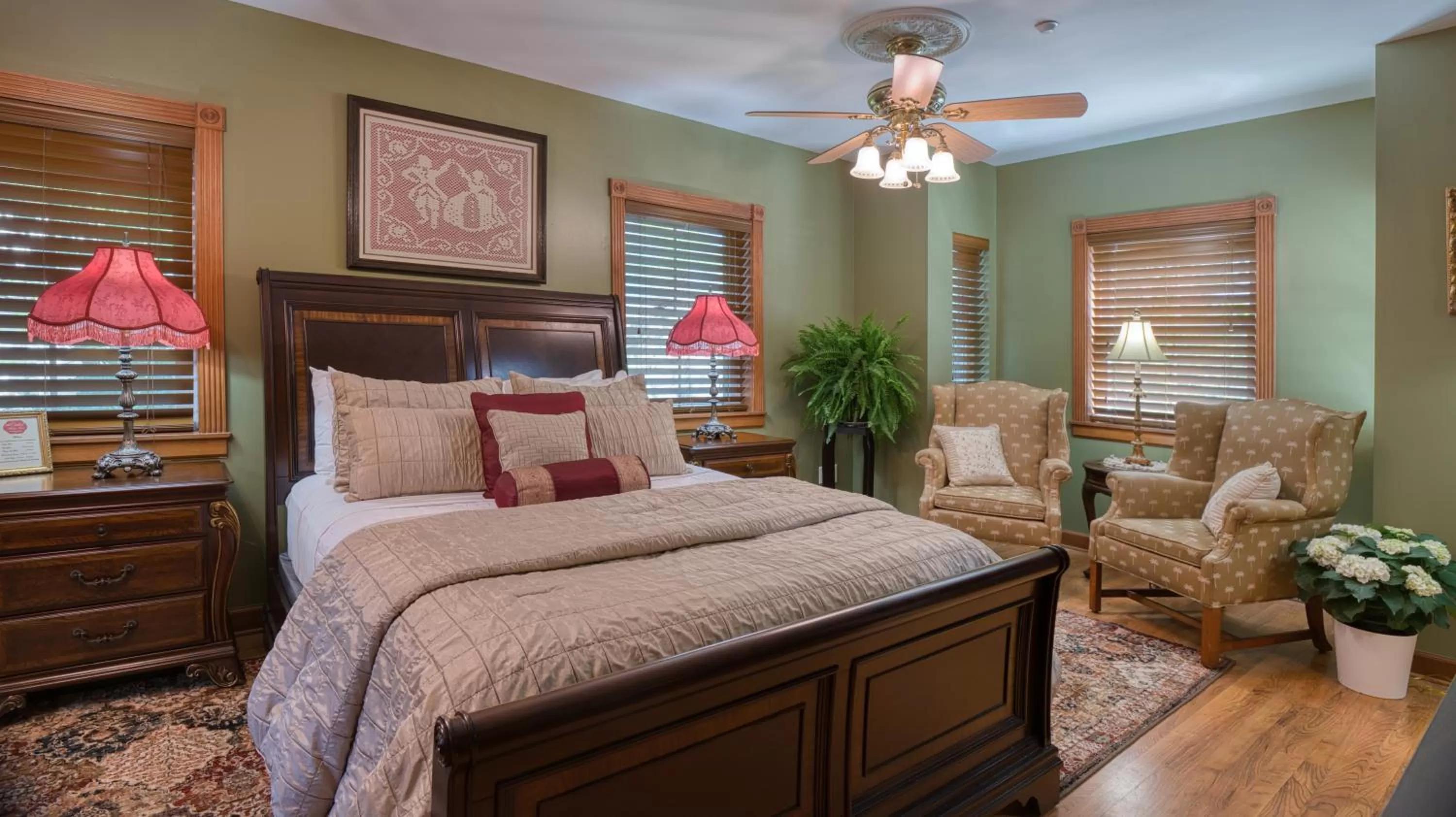 Bed in Cedar House Inn