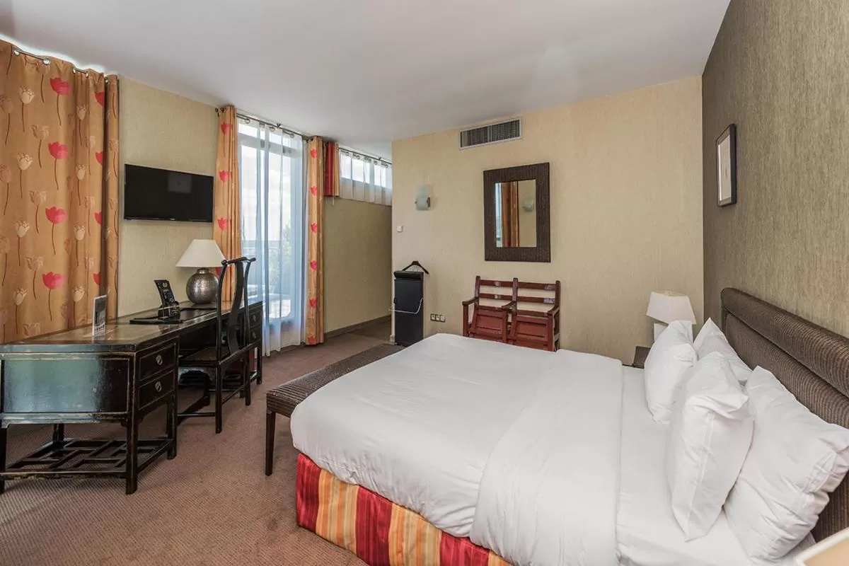 Bedroom, Bed in Hostellerie Saint Vincent Beauvais Aeroport