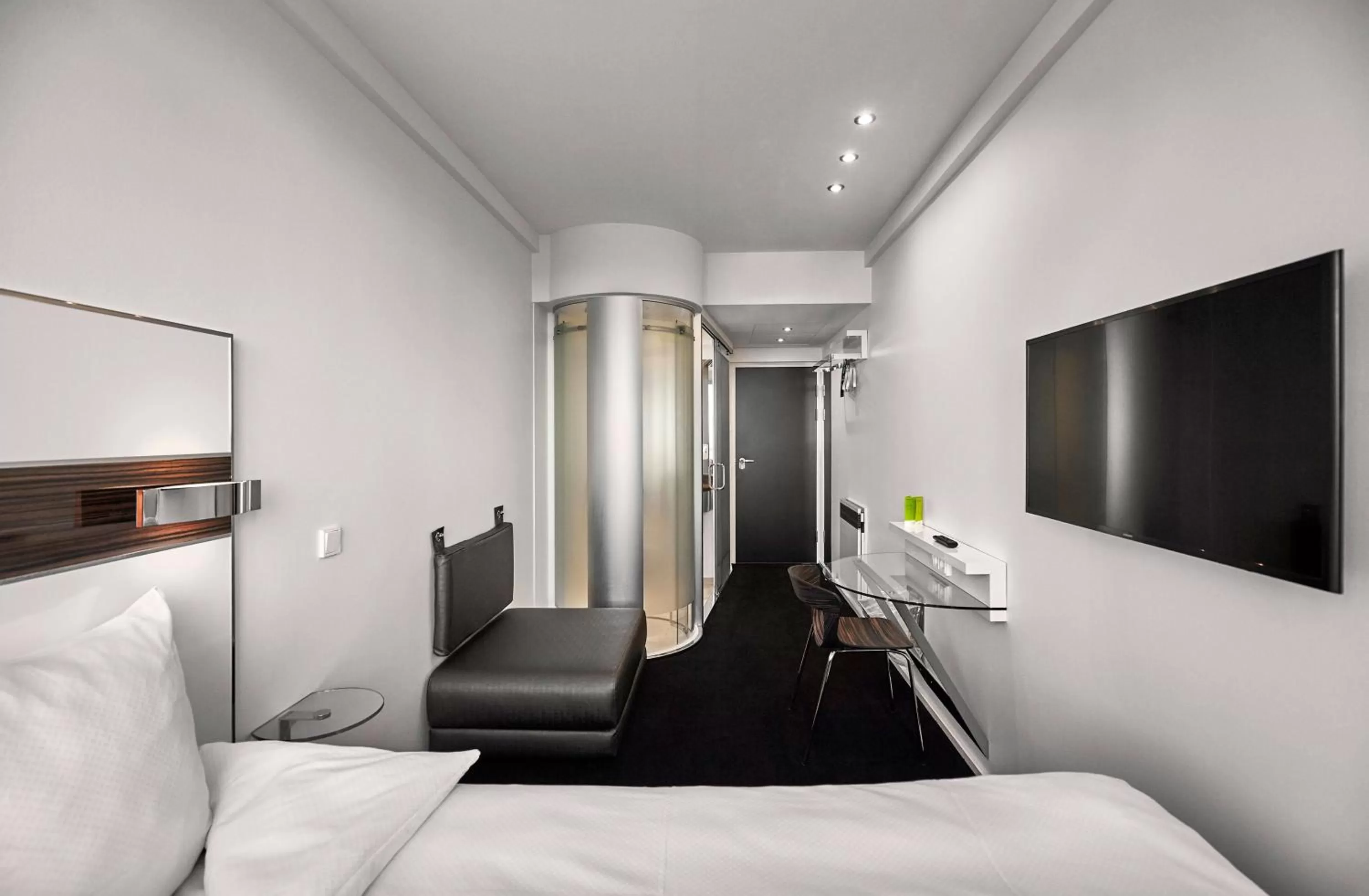 Photo of the whole room, Bed in Wakeup Copenhagen - Bernstorffsgade