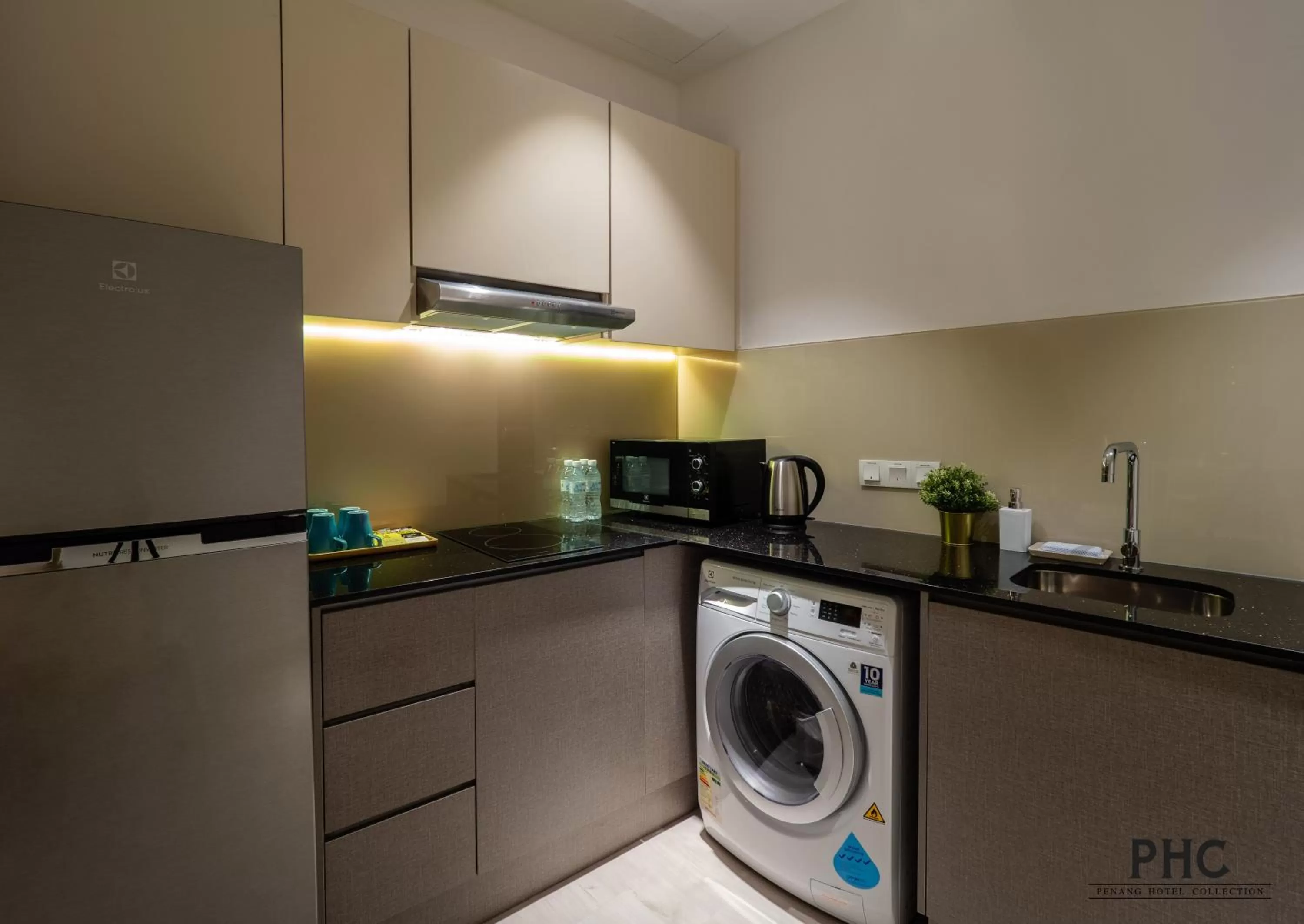 Kitchen or kitchenette in Hutton Central Hotel Managed by The Ascott Limited