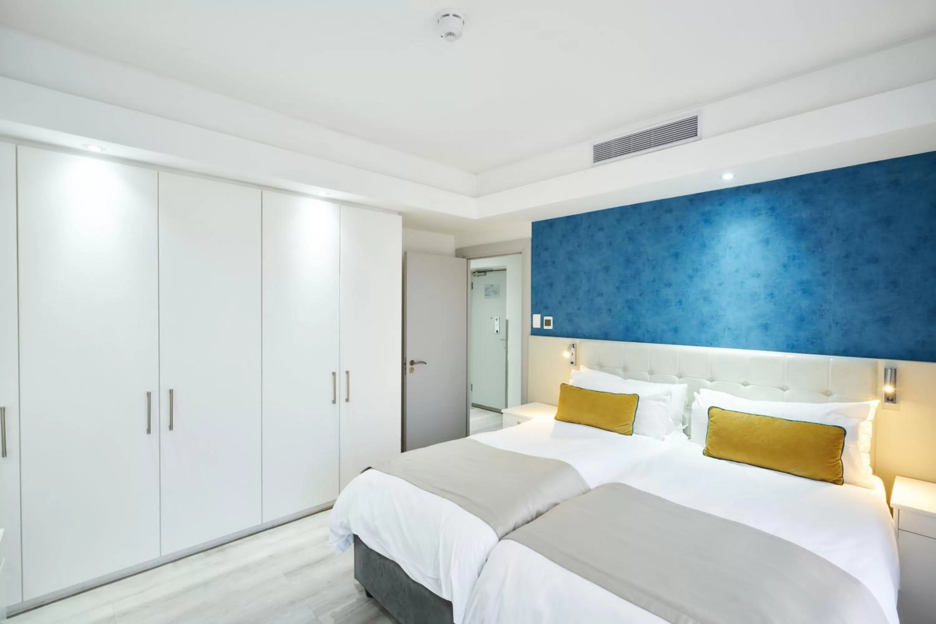 Photo of the whole room, Bed in Protea Hotel by Marriott Cape Town North Wharf