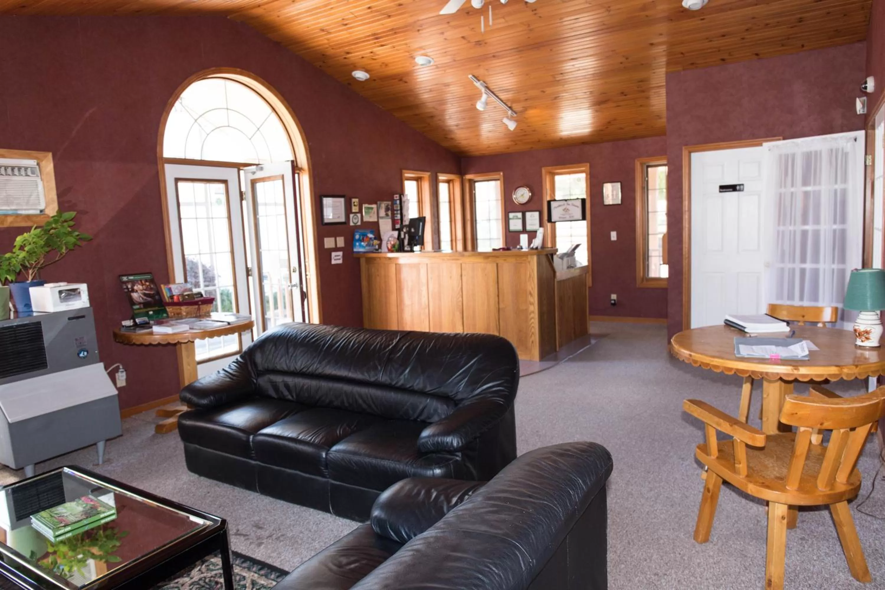 Lobby or reception in Cedar Lodge Motel