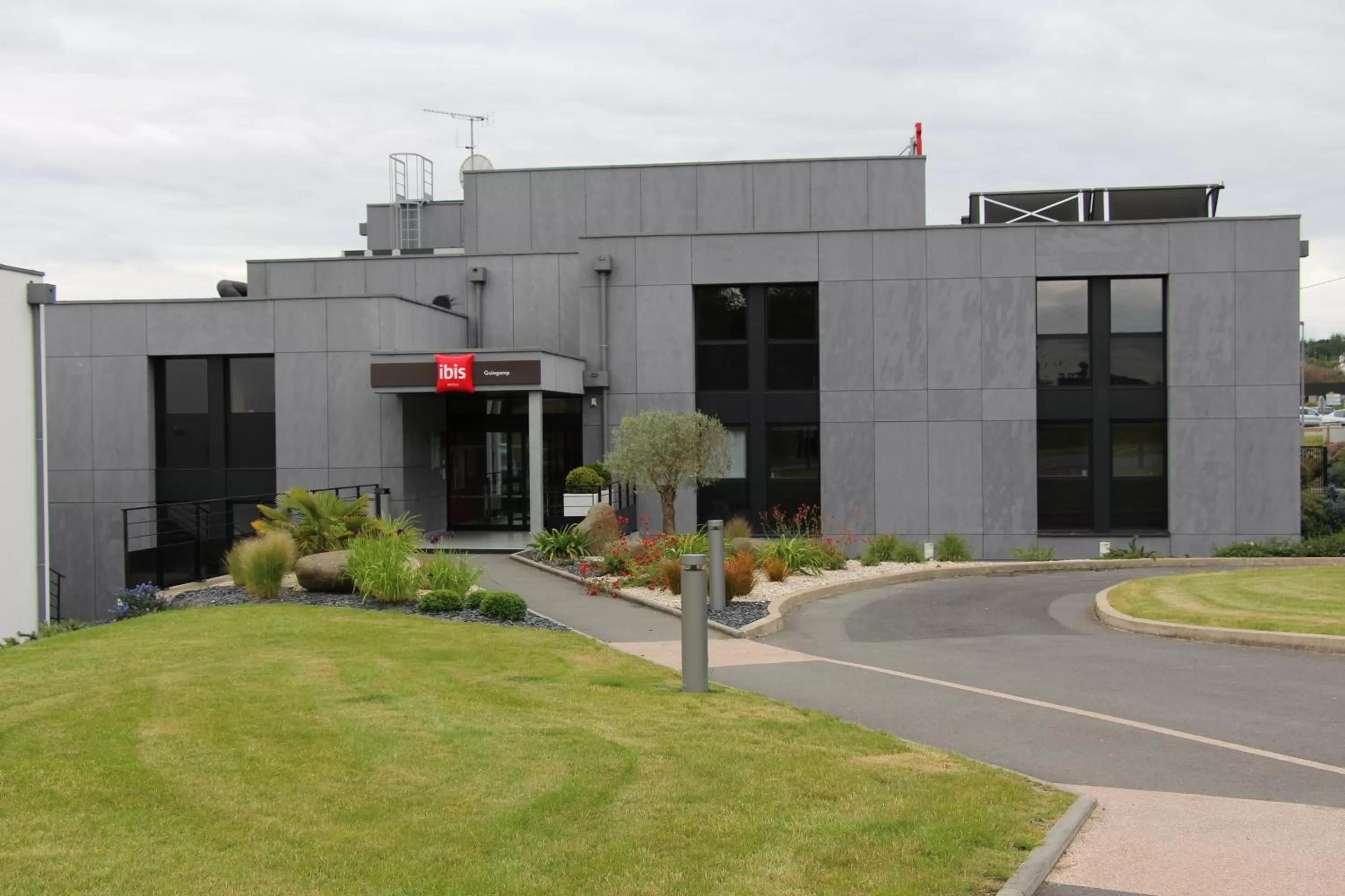 Facade/entrance in Hôtel ibis Guingamp Cœur de Bretagne