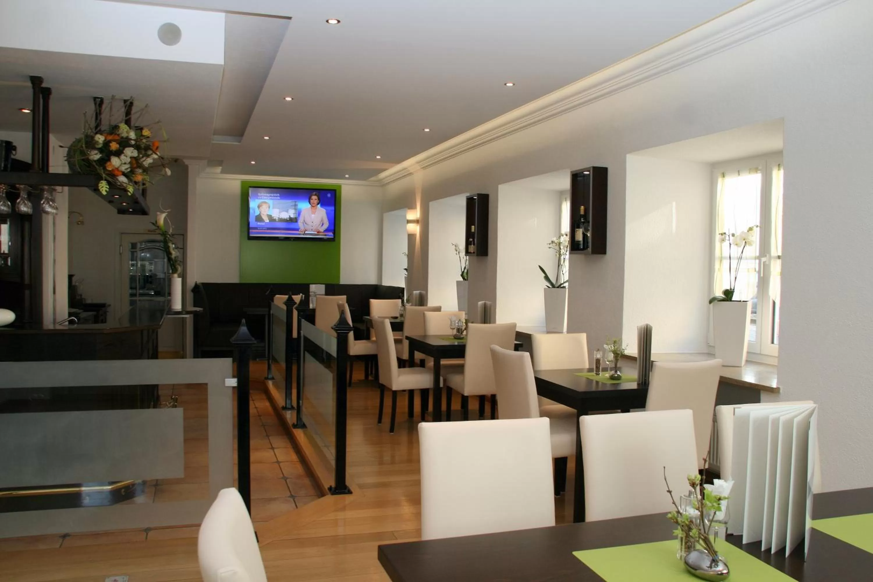 Restaurant/places to eat in Landhotel Weißer Hahn