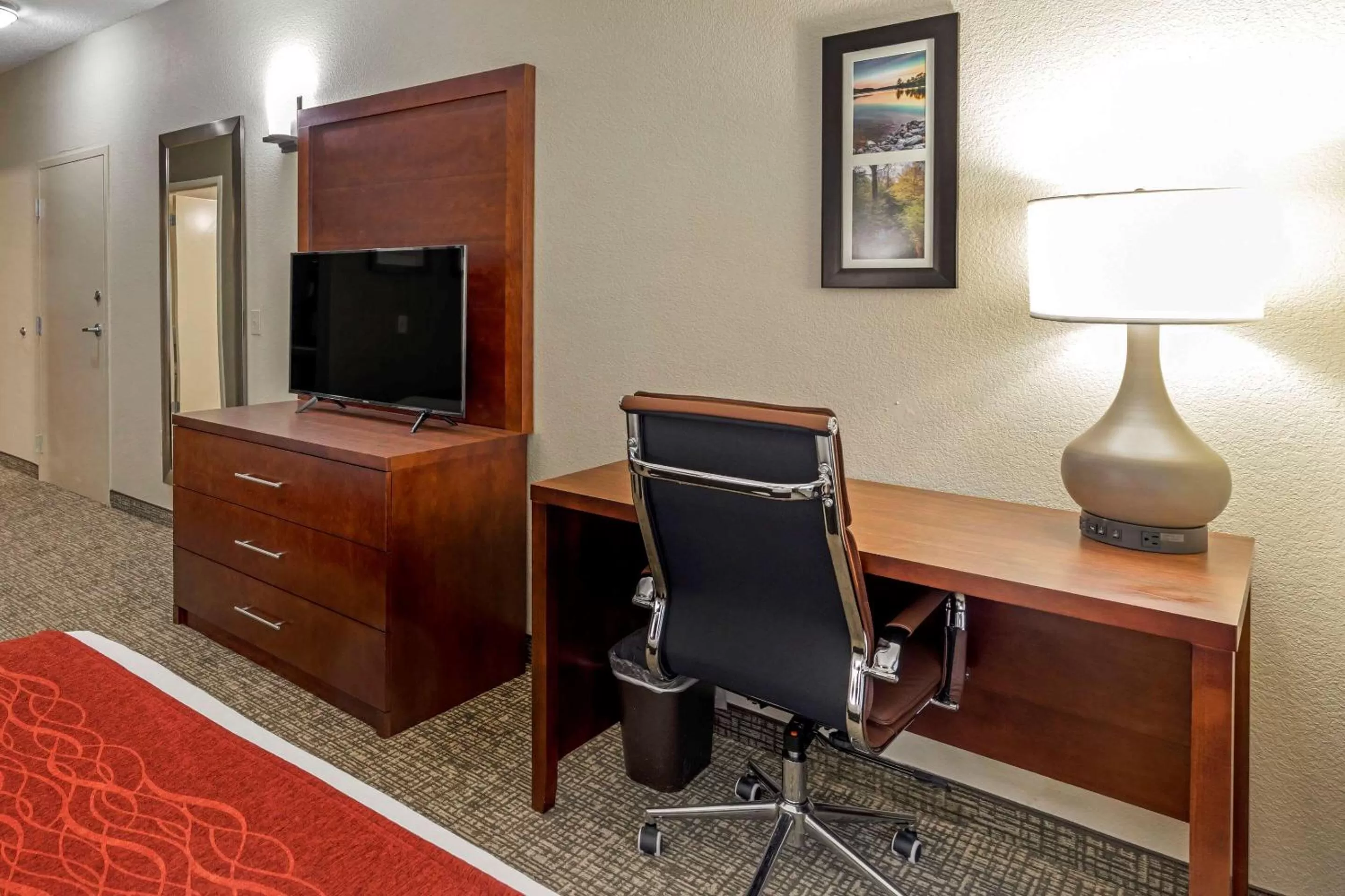 Photo of the whole room in comfort & inn Suites