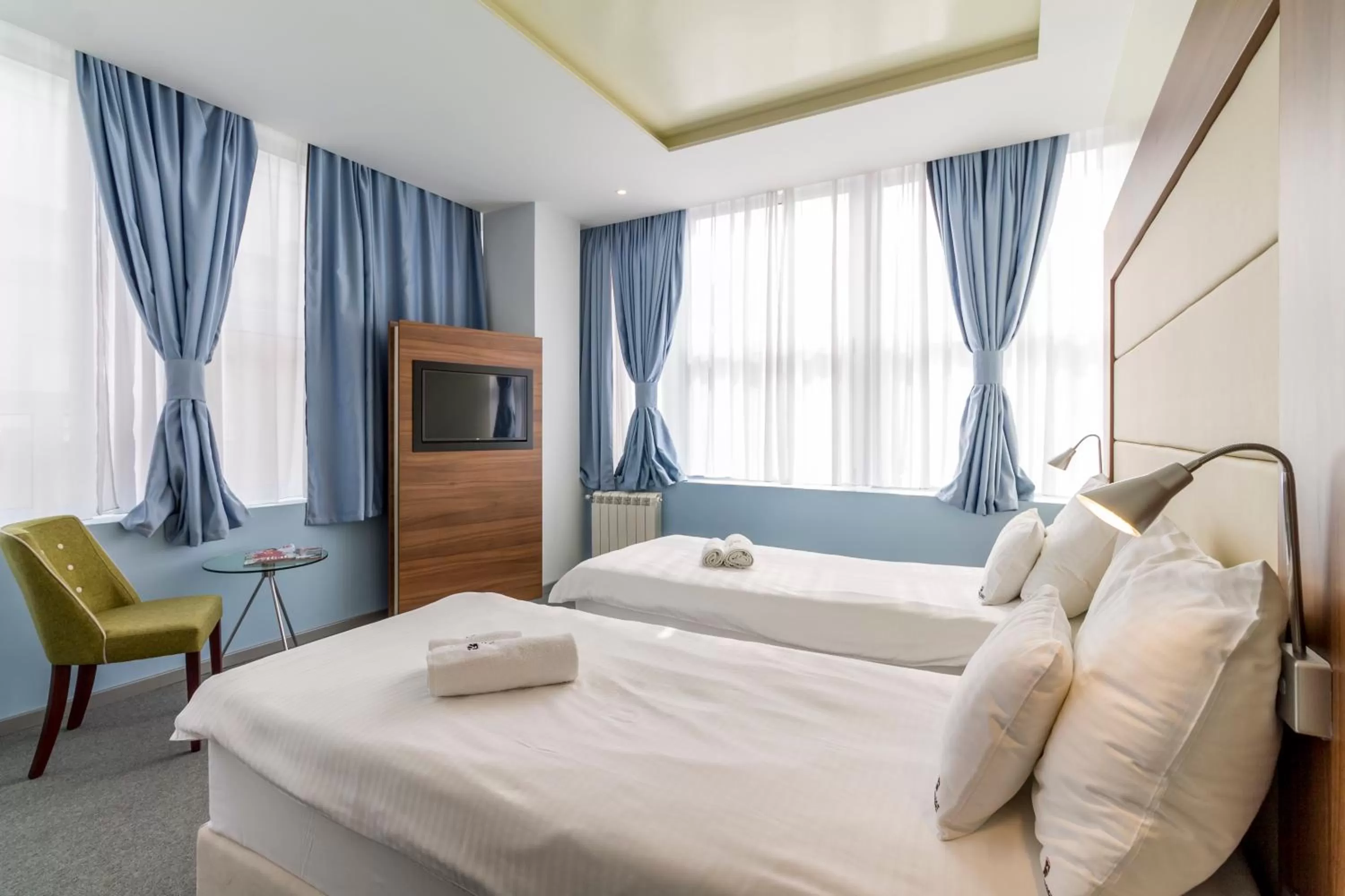 Photo of the whole room, Bed in Privilege Suites by Central Park