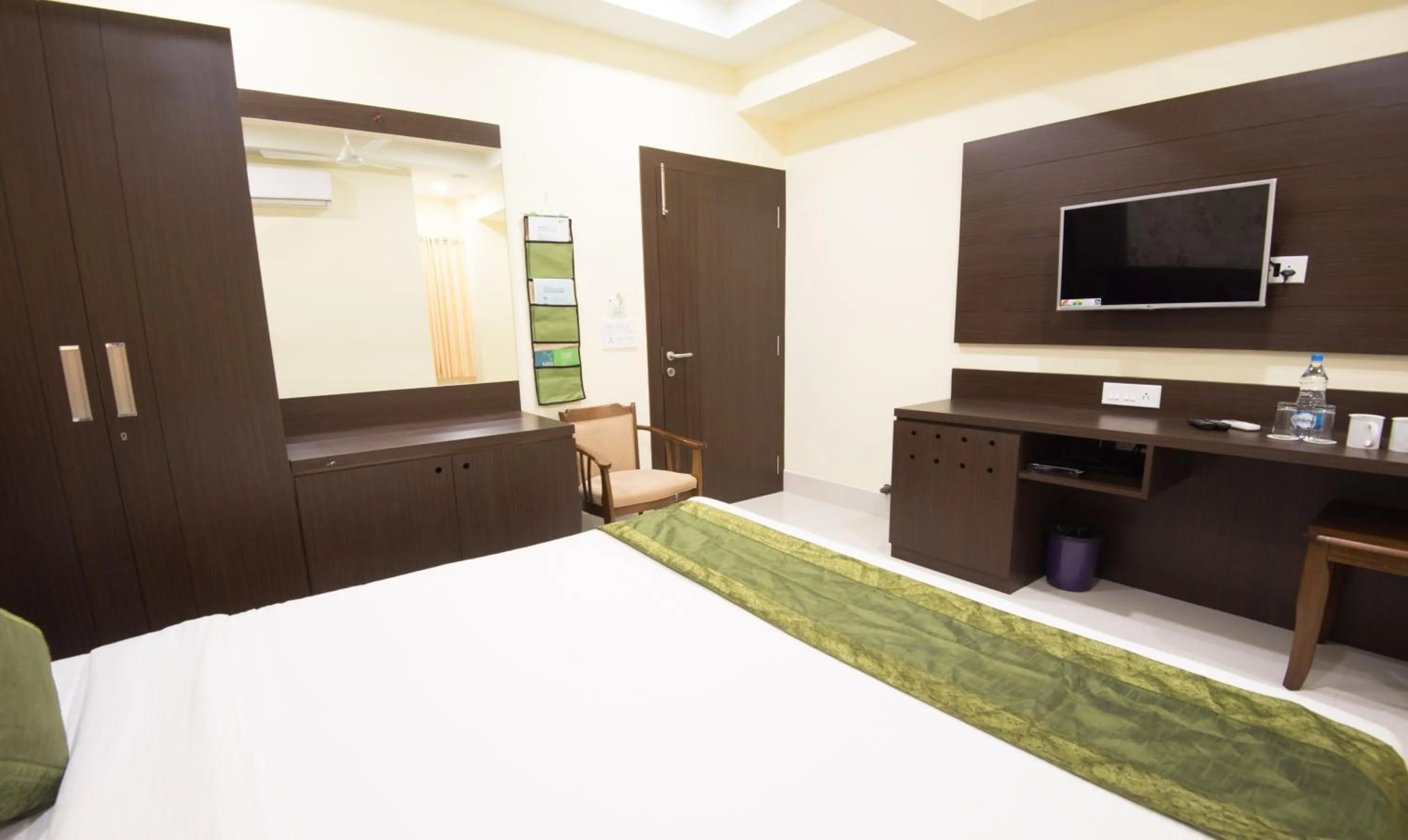 Bed in Treebo King'S Court Chandrasekharpur