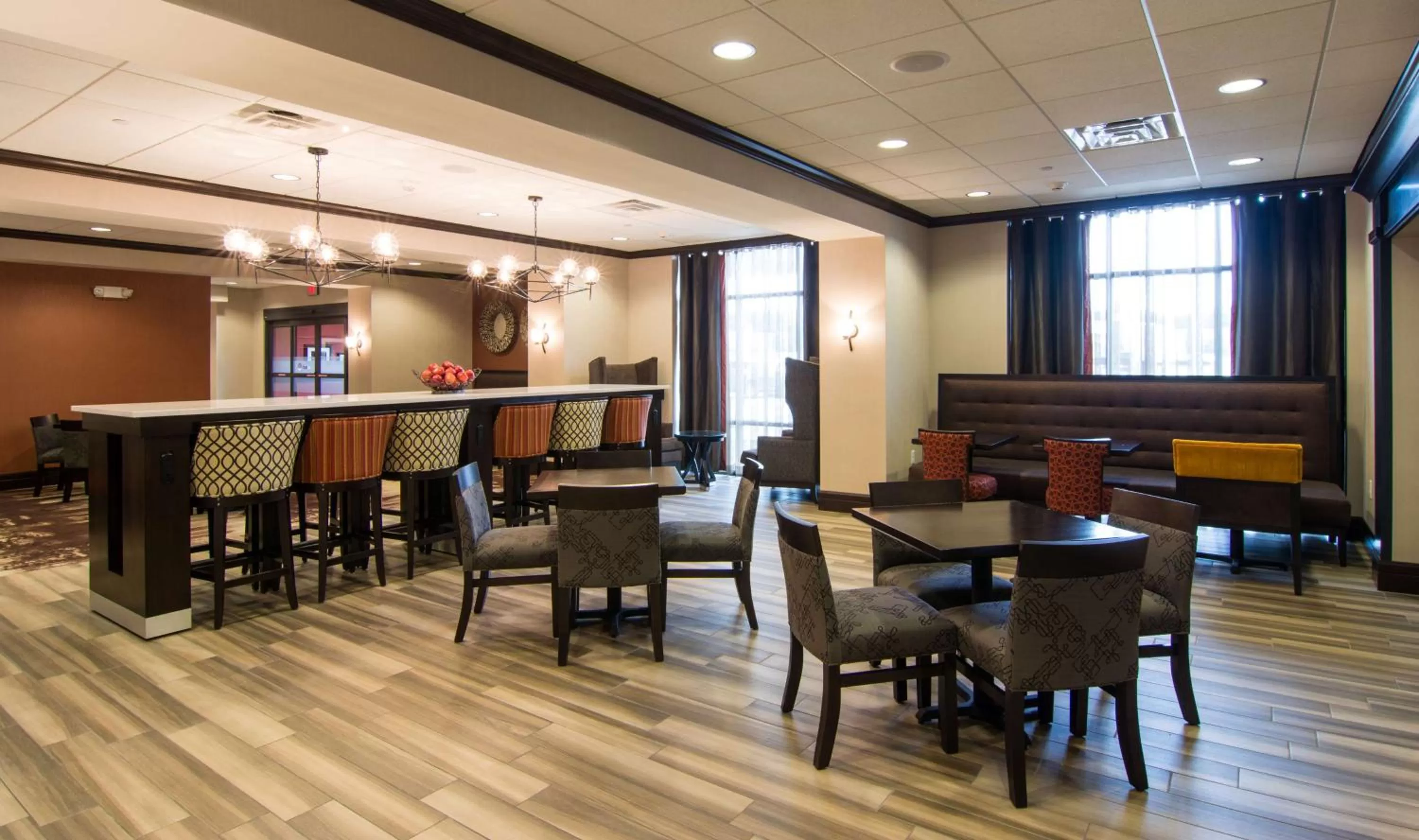 Dining area in Hampton Inn Orange City