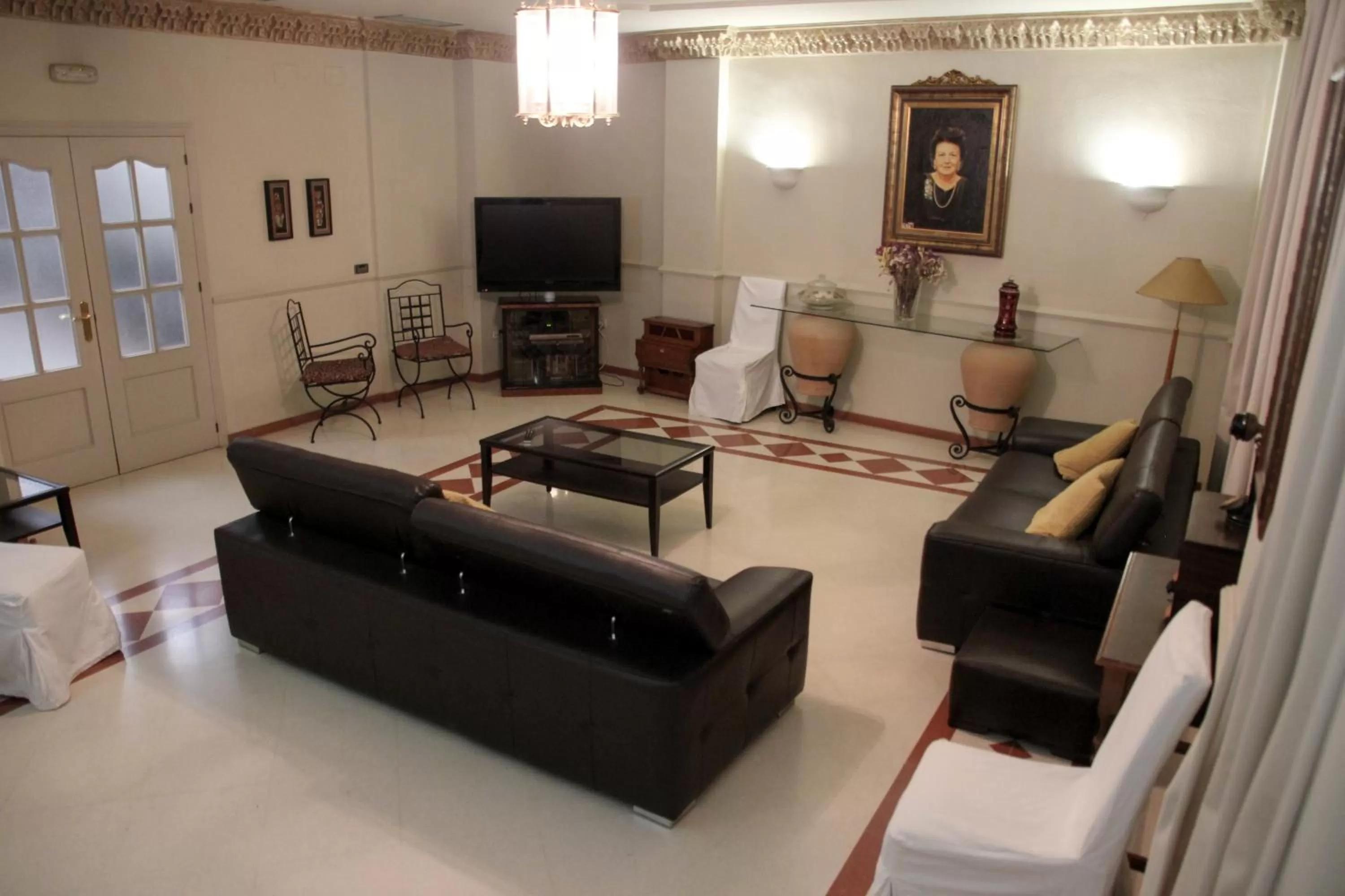 Communal lounge/ TV room in Hotel Sercotel Doña Carmela