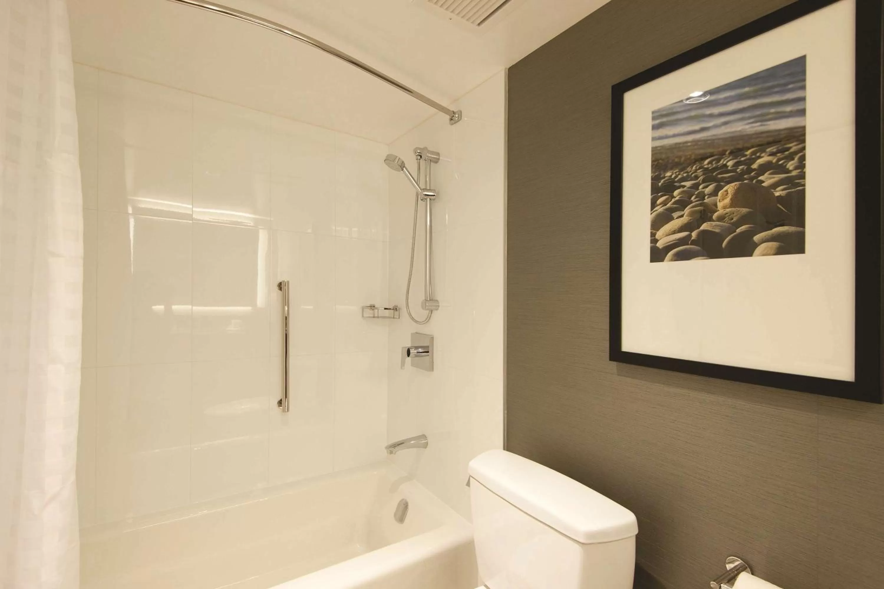 Shower in DoubleTree by Hilton Hotel & Suites Victoria