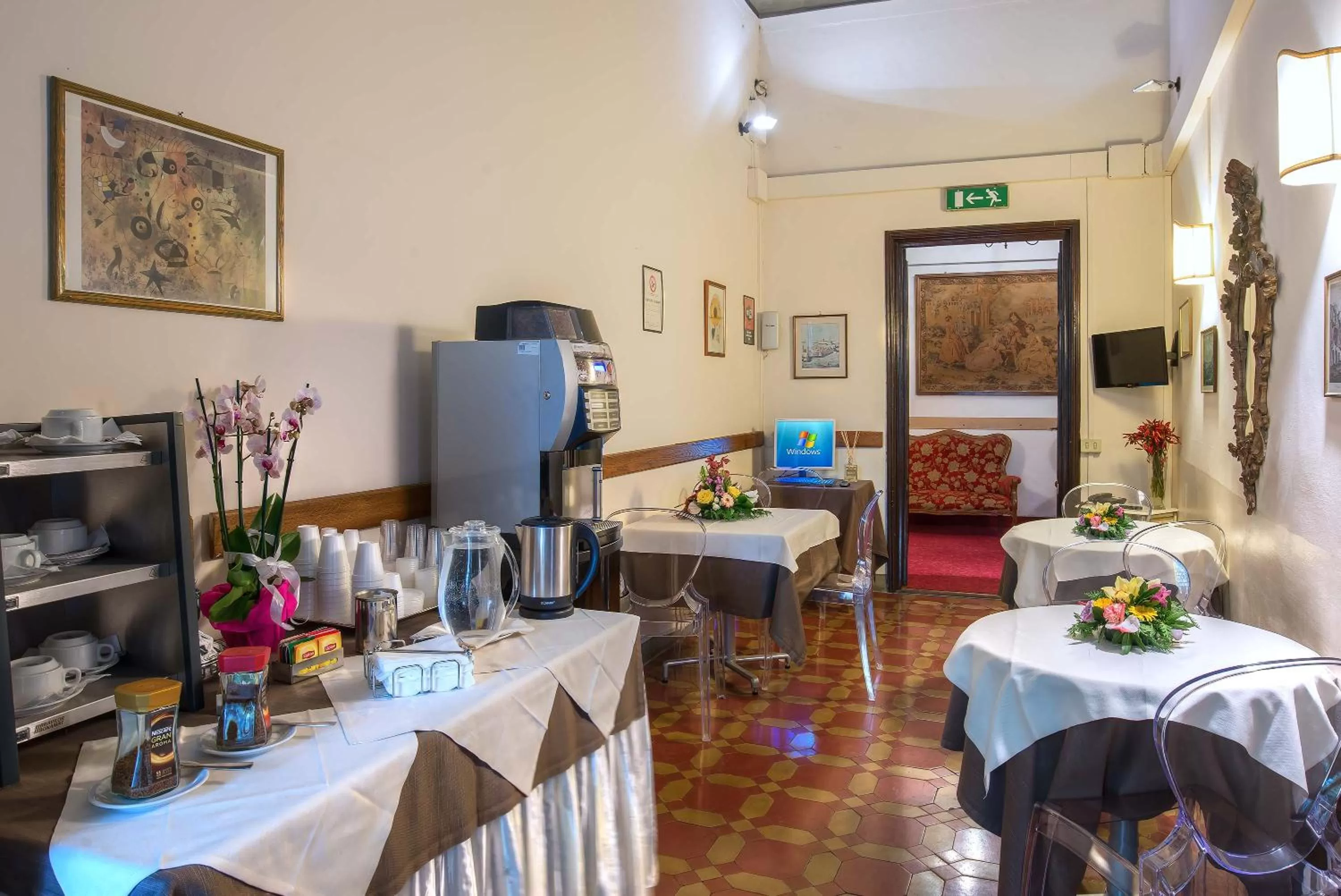 Communal lounge/ TV room in Hotel Paris