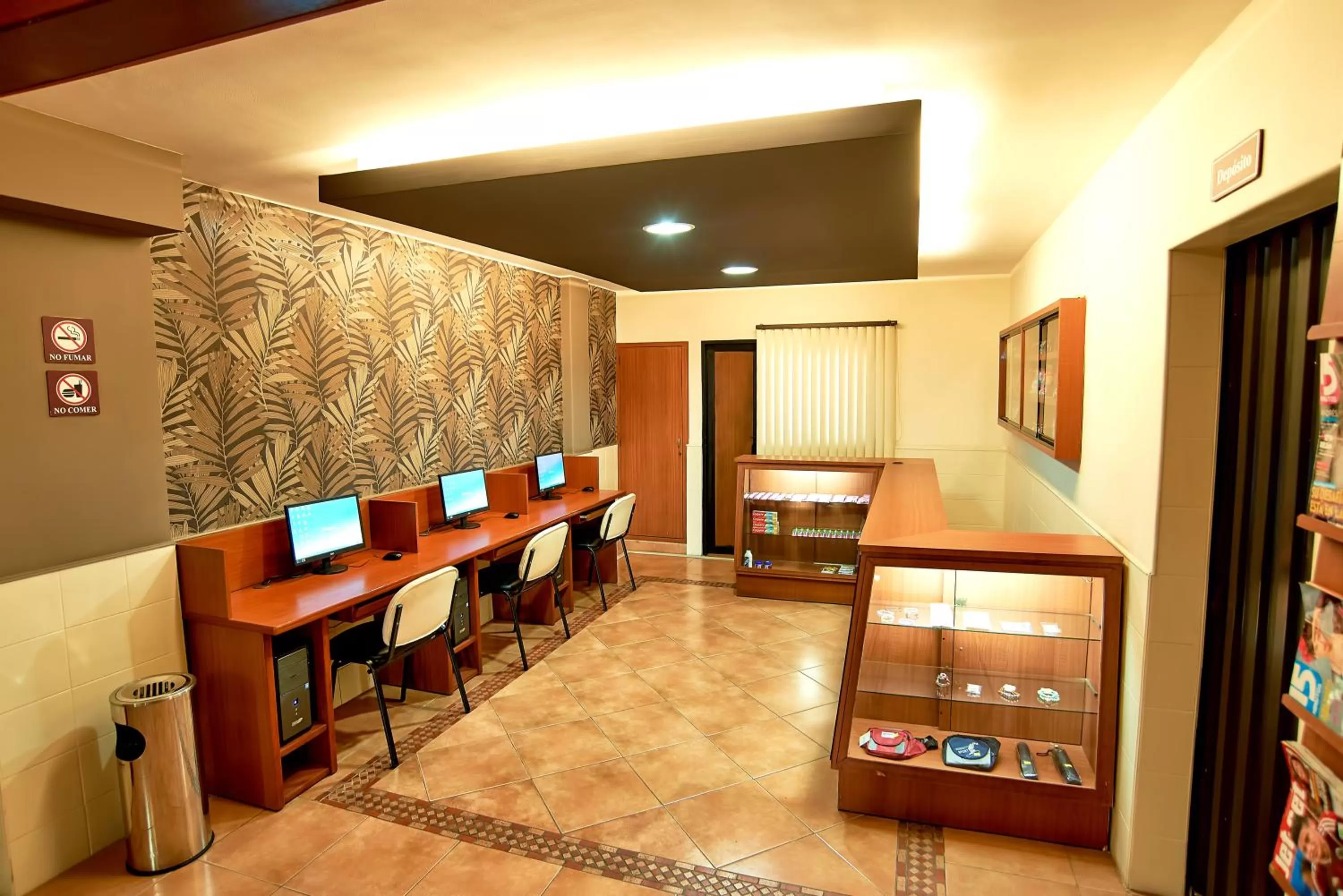 On-site shops, Dining Area in Mar Hotel