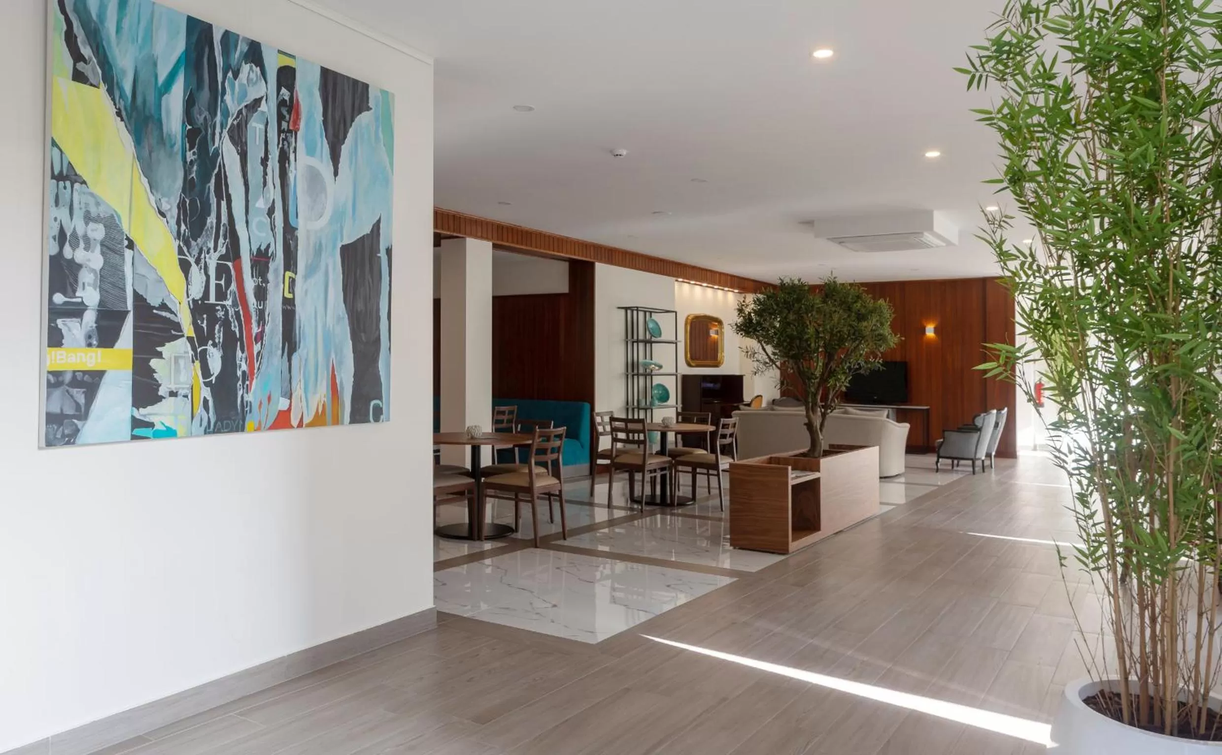 Communal lounge/ TV room in Hotel Afonso V & SPA