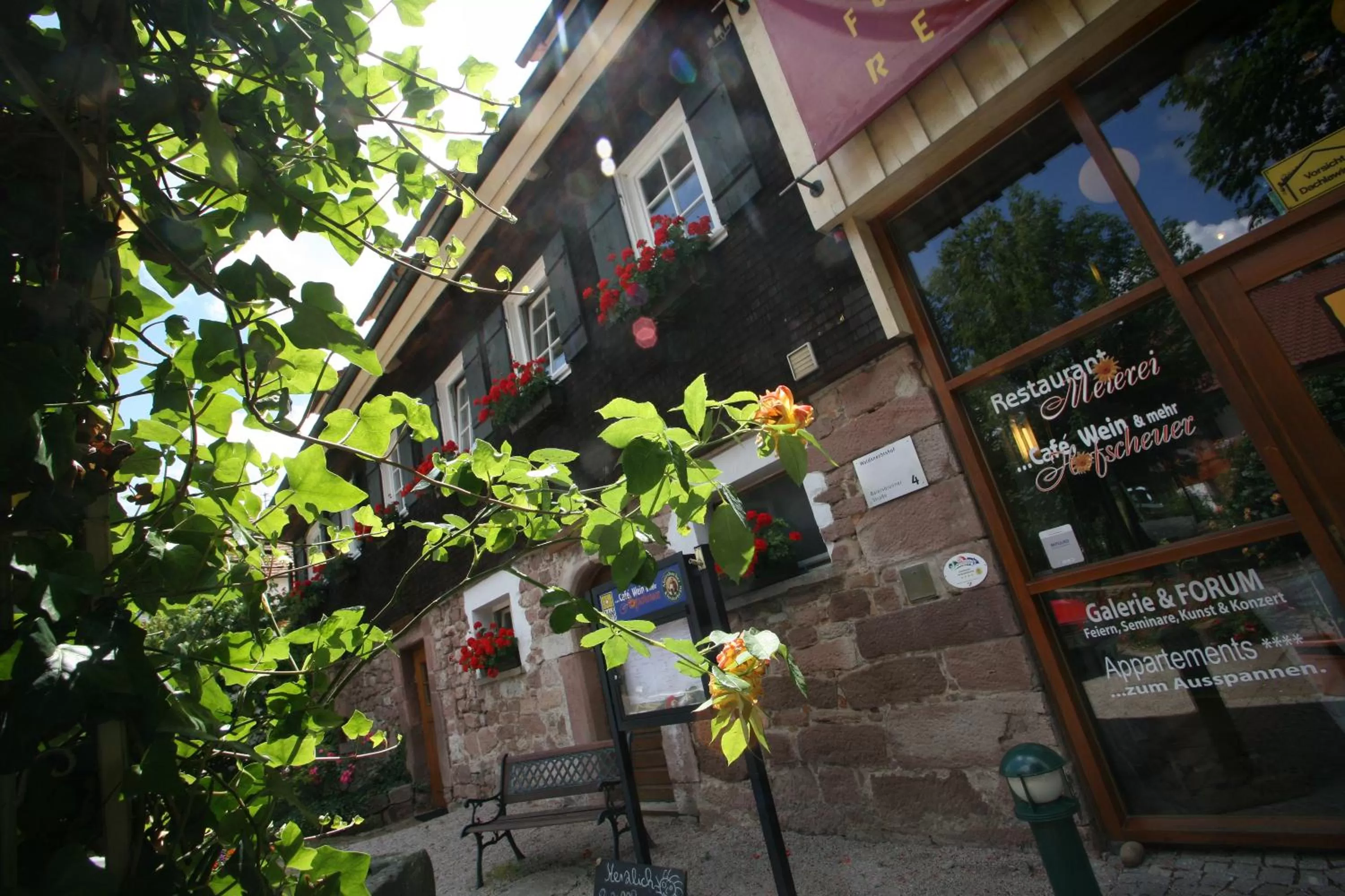 Facade/entrance in Gutshof-Hotel Waldknechtshof