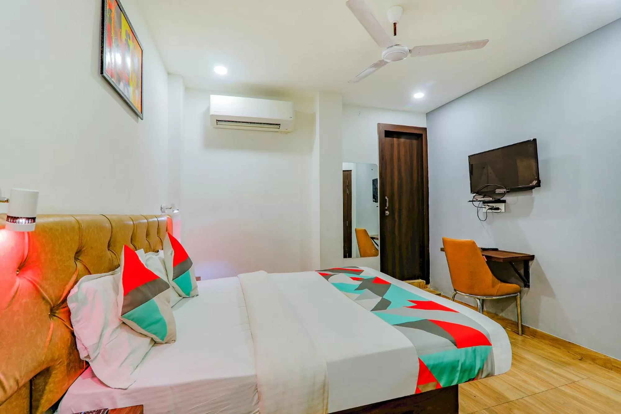 Communal lounge/ TV room in FabExpress The Mall Inn