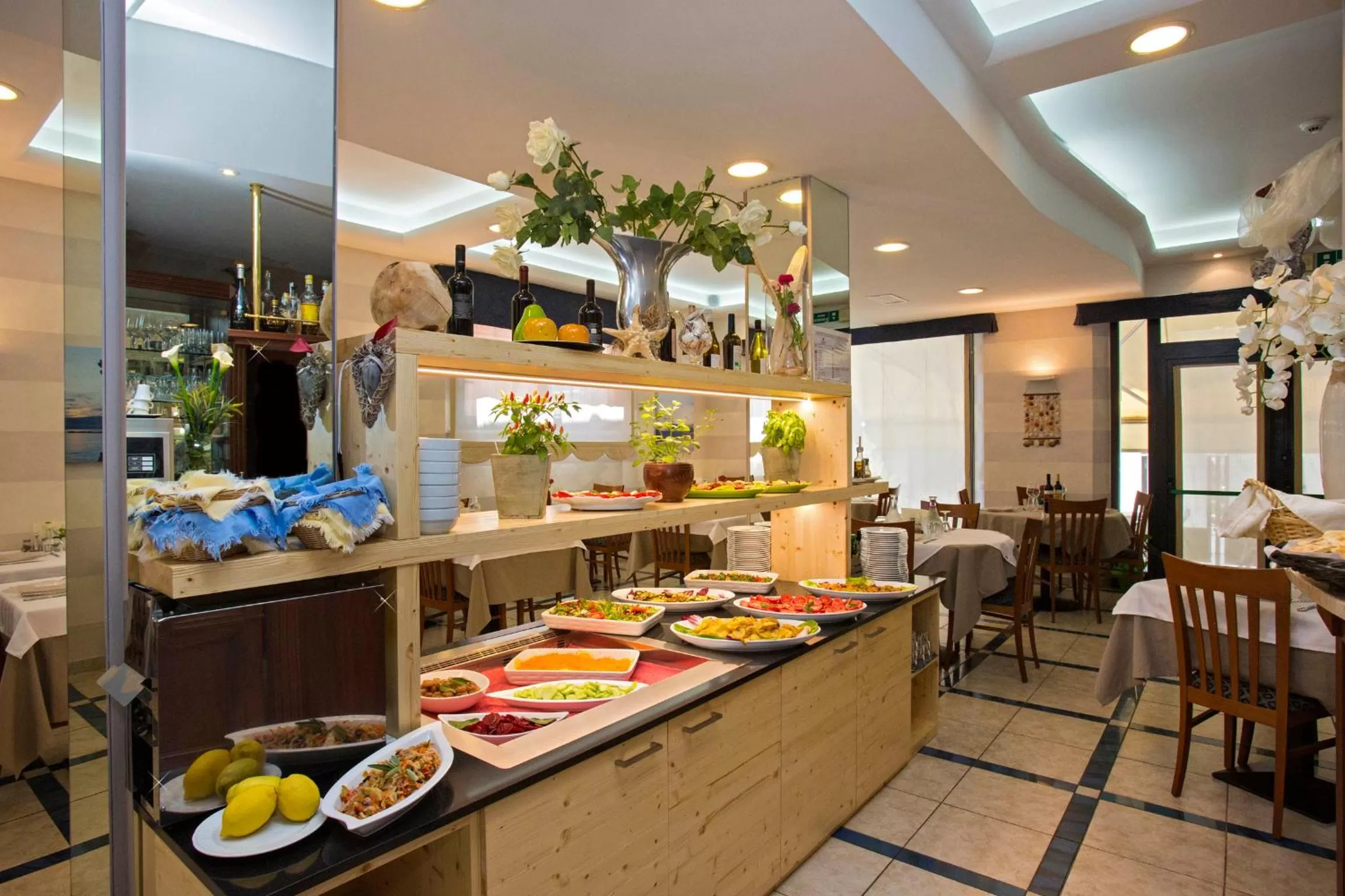 Restaurant/places to eat in Hotel lo Squalo
