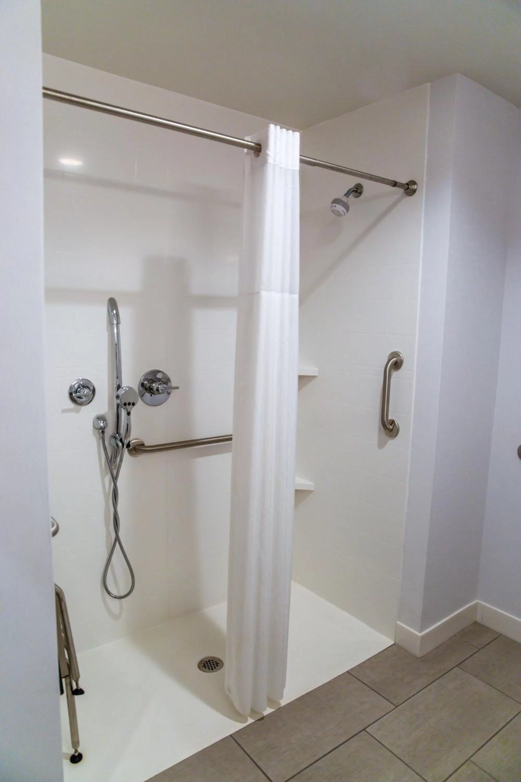 Bathroom in Hampton Inn-Pontiac