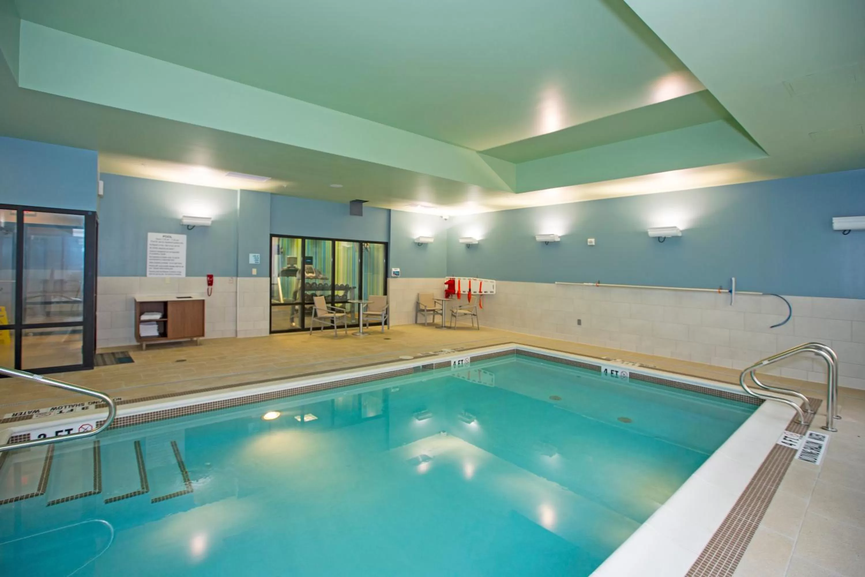 Swimming pool in Holiday Inn Express & Suites Pittsburgh North Shore by IHG