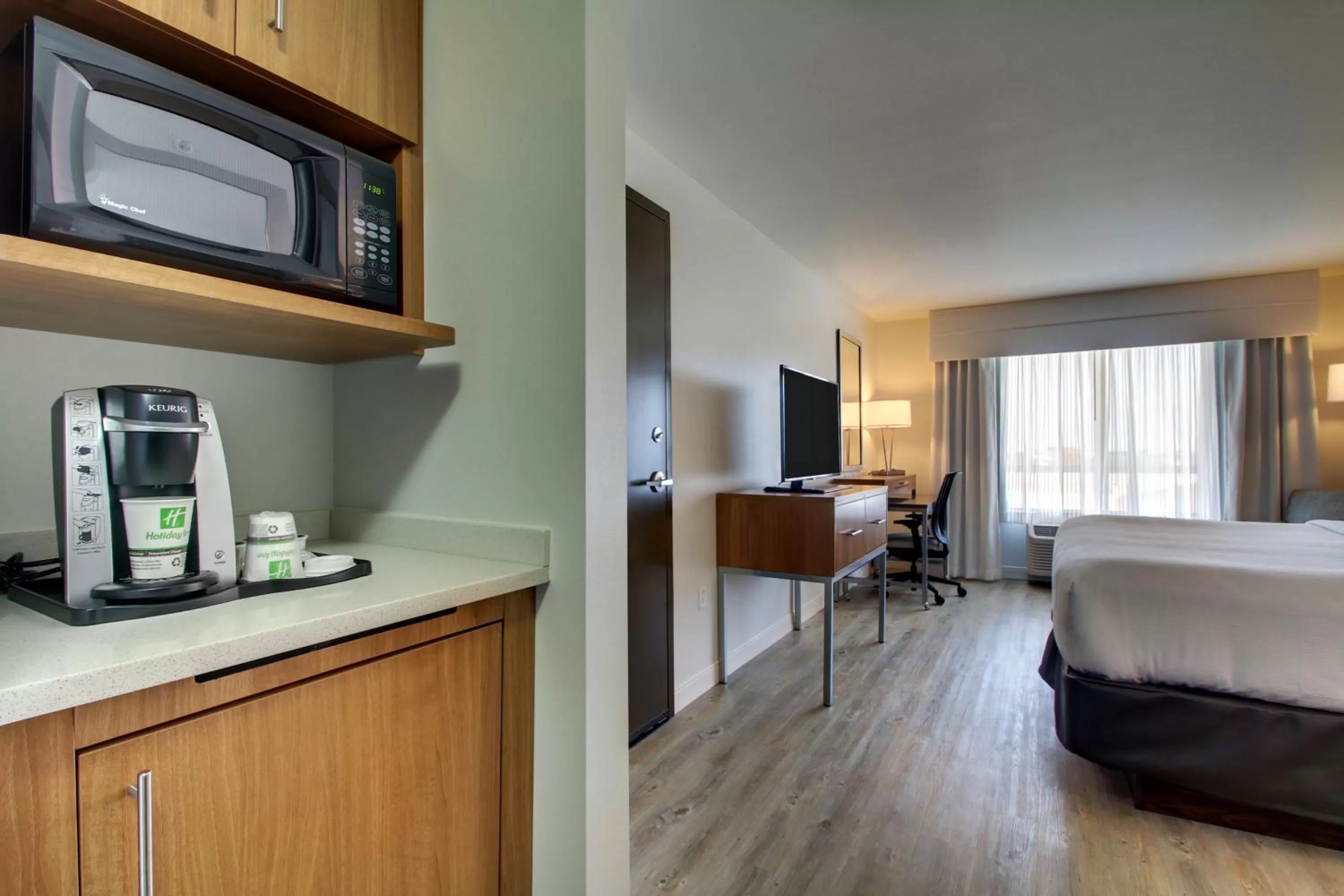 Coffee/tea facilities, Bed in Holiday Inn & Suites Peoria at Grand Prairie by IHG