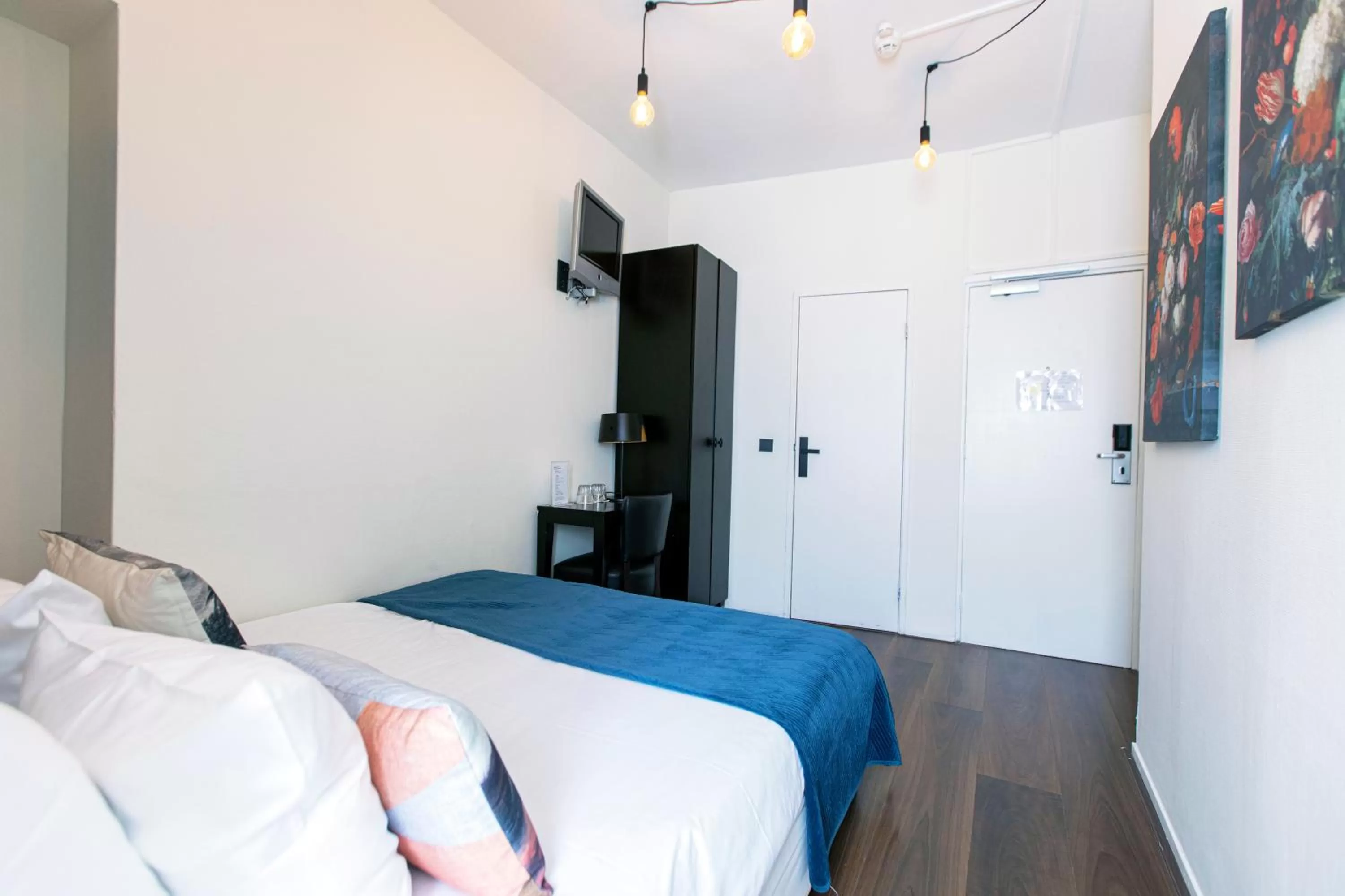 Bed in Quentin England Hotel