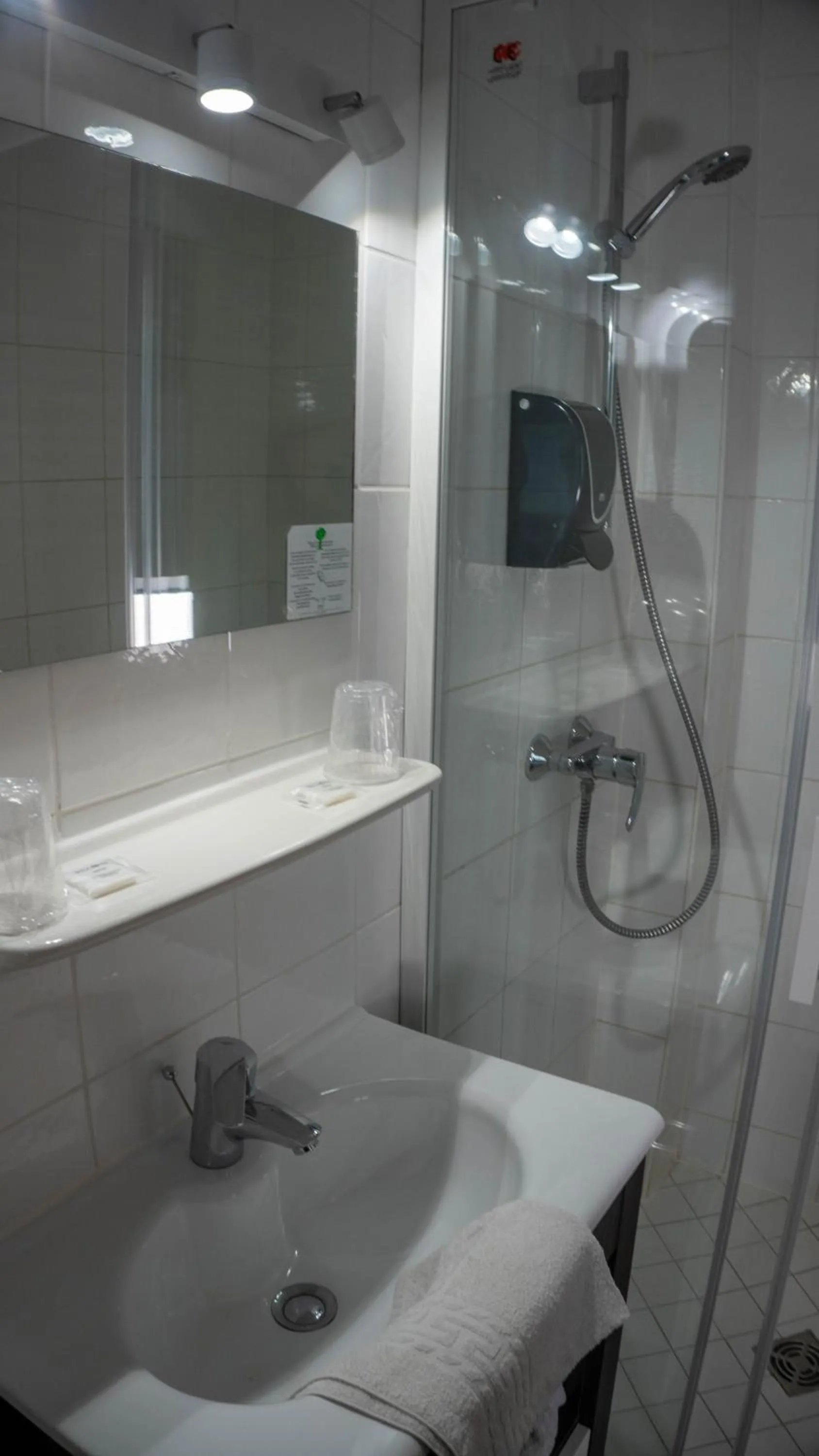 Shower in Hotel De l'Univers