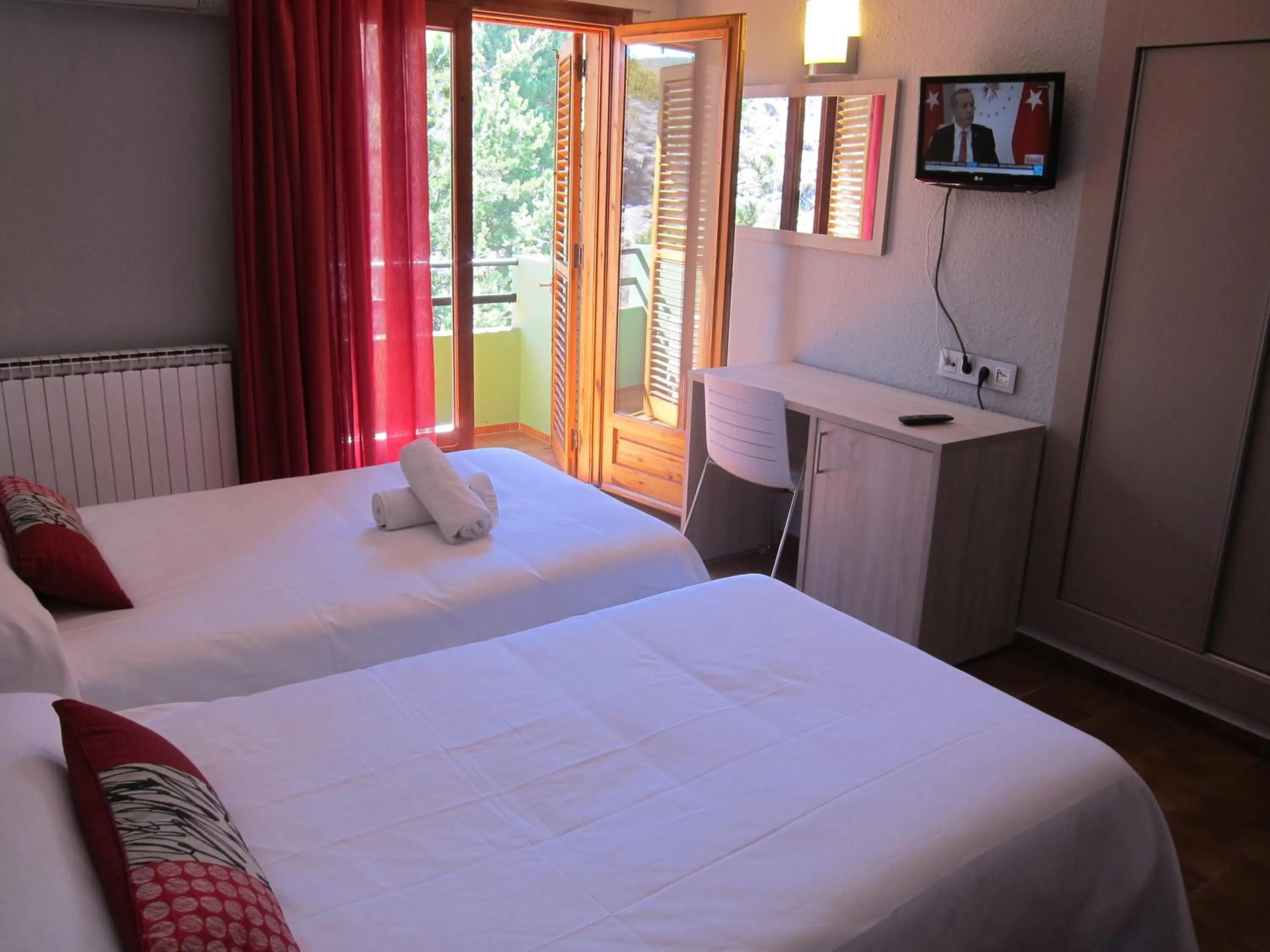 Photo of the whole room, Bed in Hotel Meson de L’Ainsa